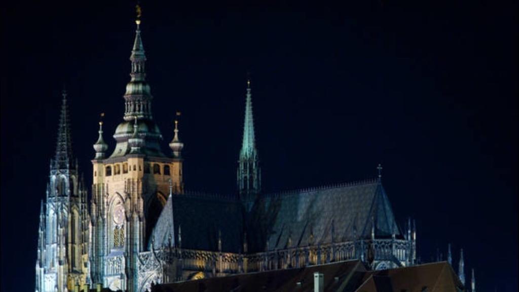 Sedlcanska - Will Save Money Here - Equipped With Antique Furniture * Prague