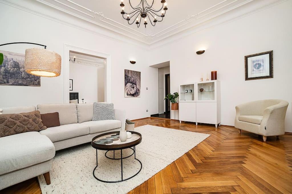 Apartment Luxurious Two-bedroom In The Old Town