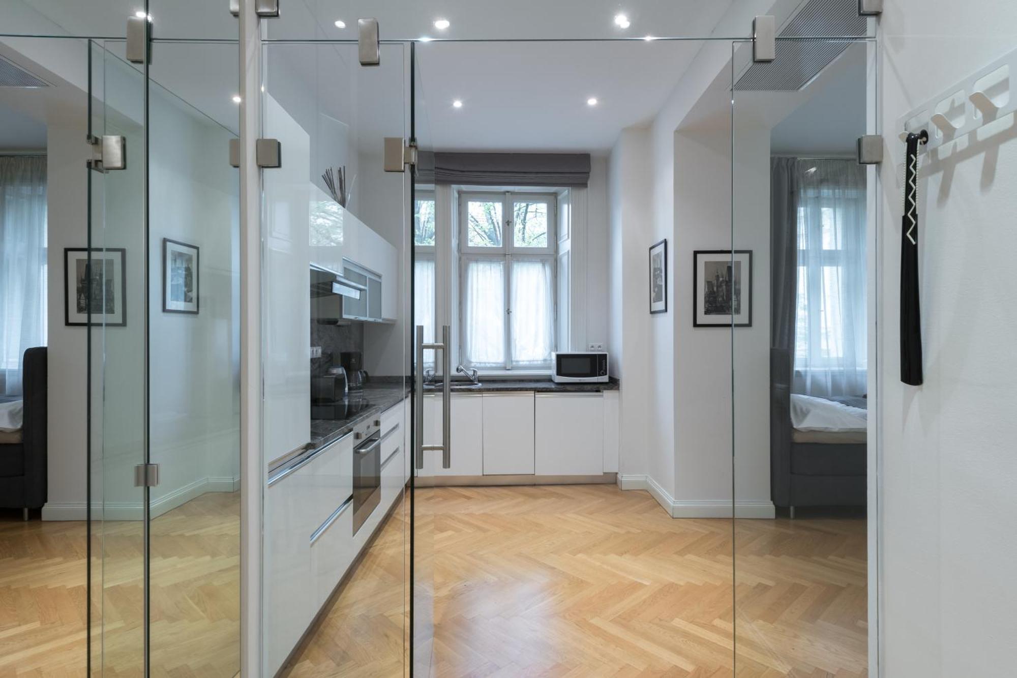 Upscale In Prime Location Near Sights Apartment *