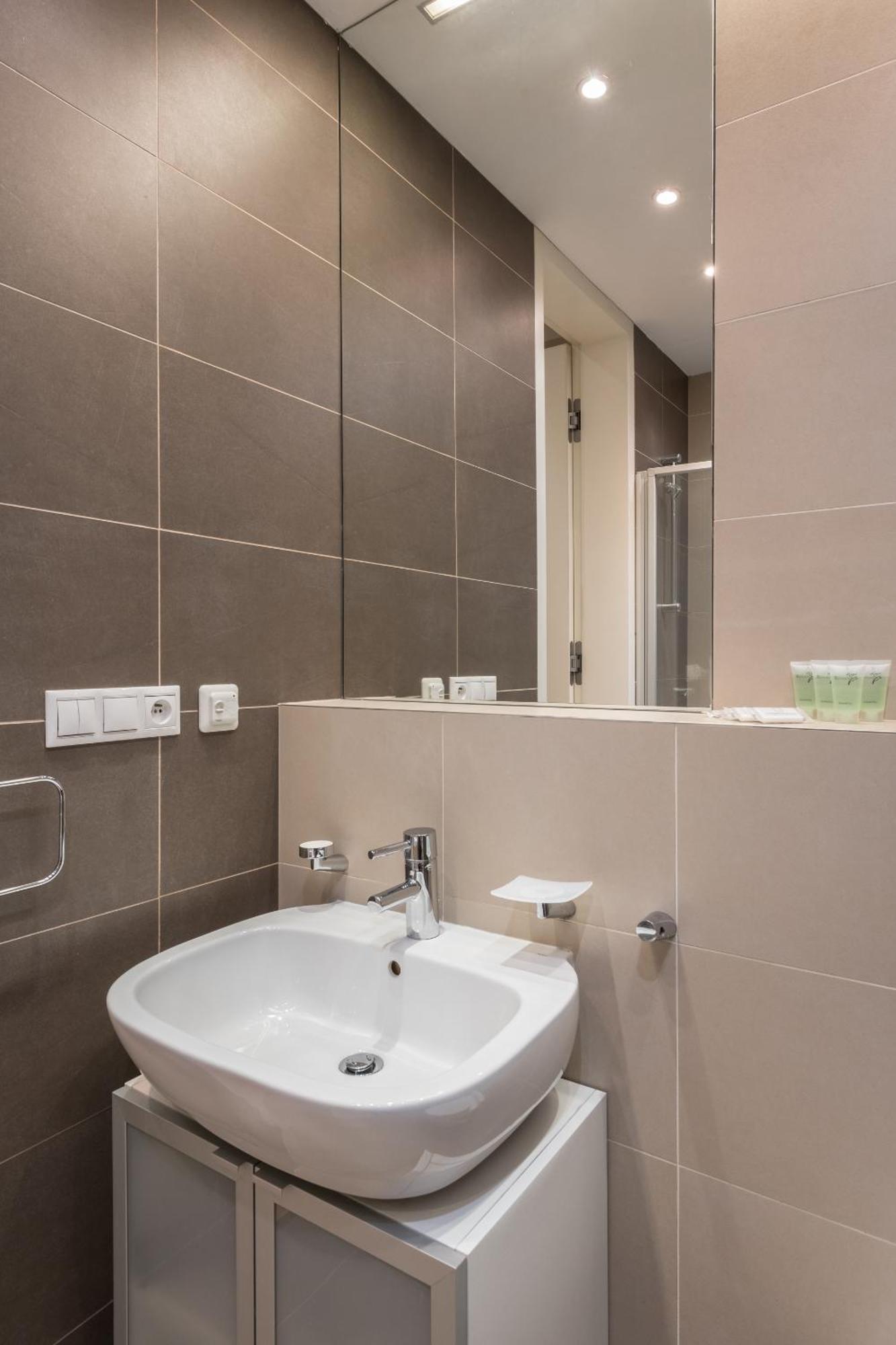 Upscale In Prime Location Near Sights Apartment