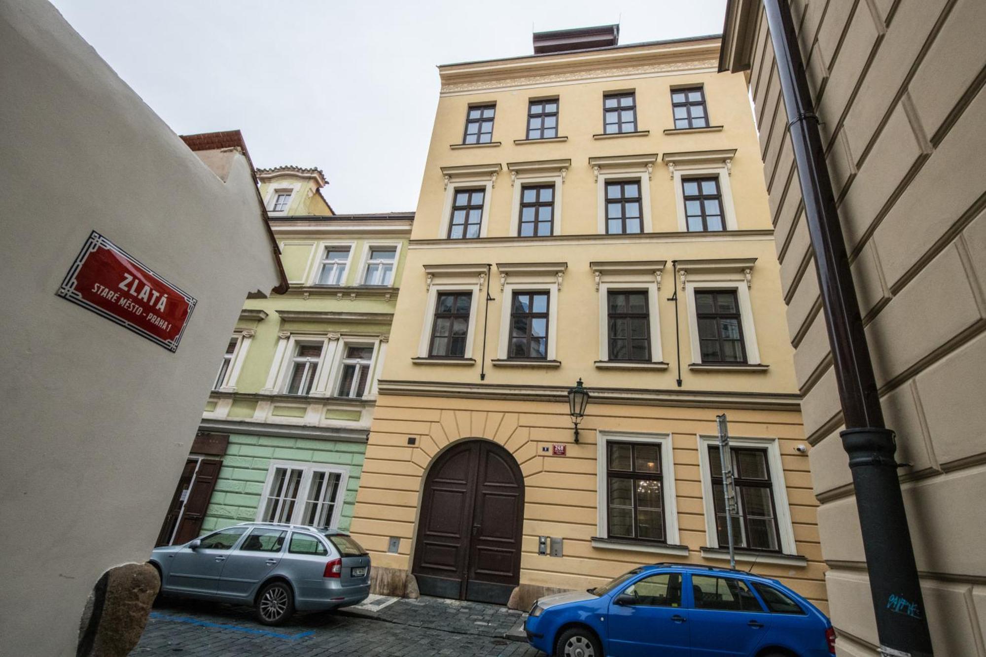 Upscale In Prime Location Near Sights Apartment
