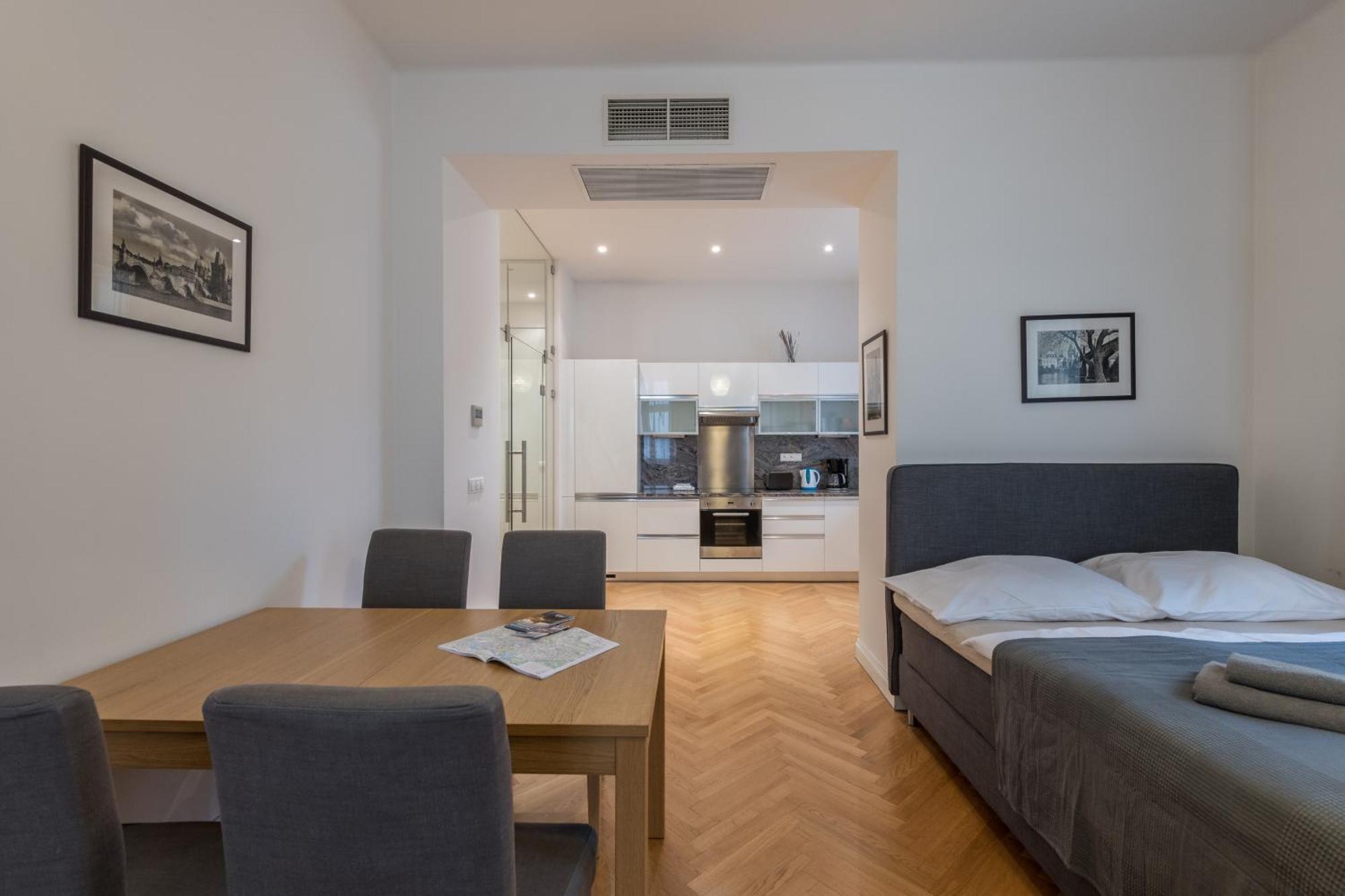 Upscale In Prime Location Near Sights *