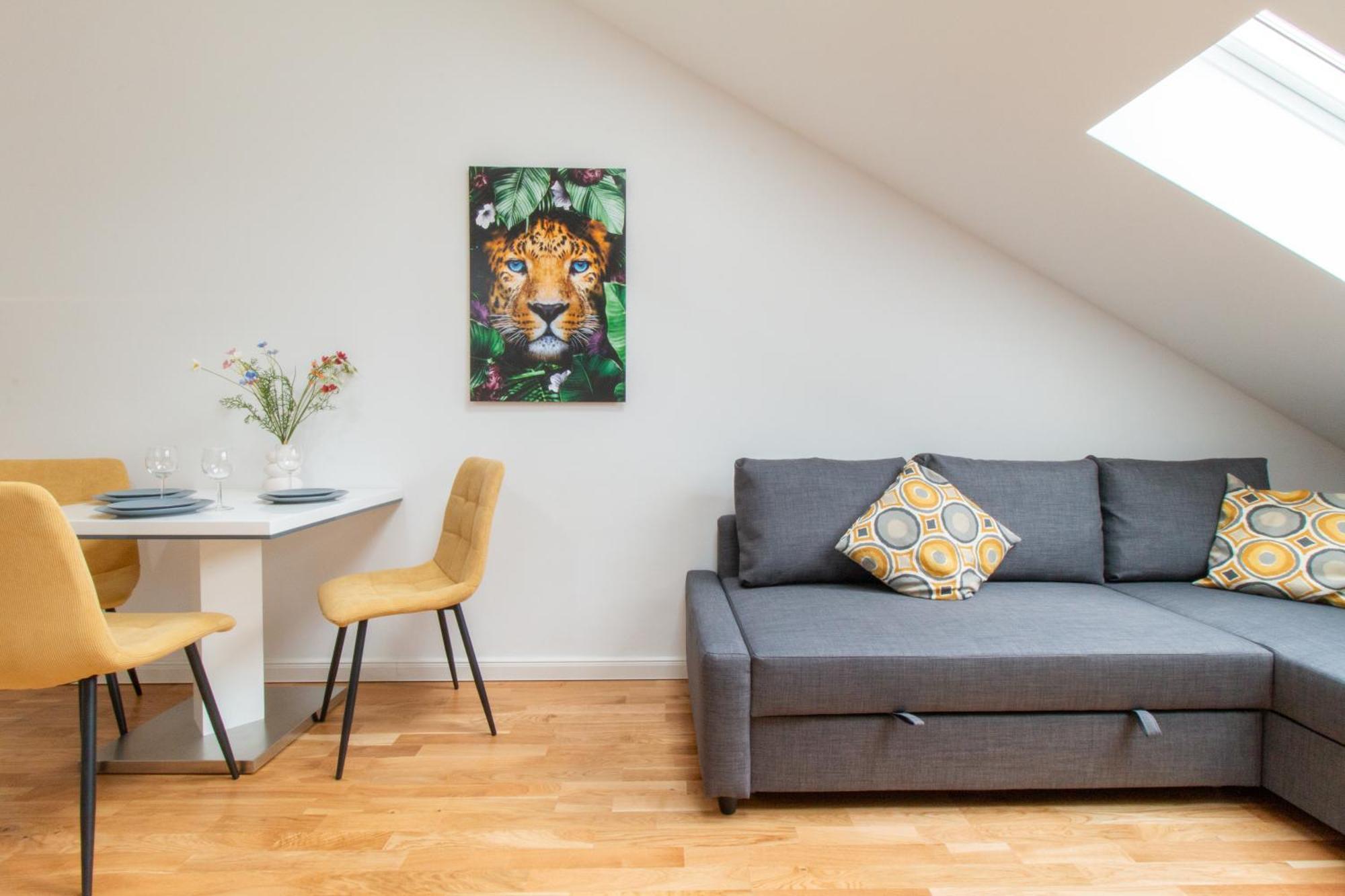 Washingtonova Cr Apartment *