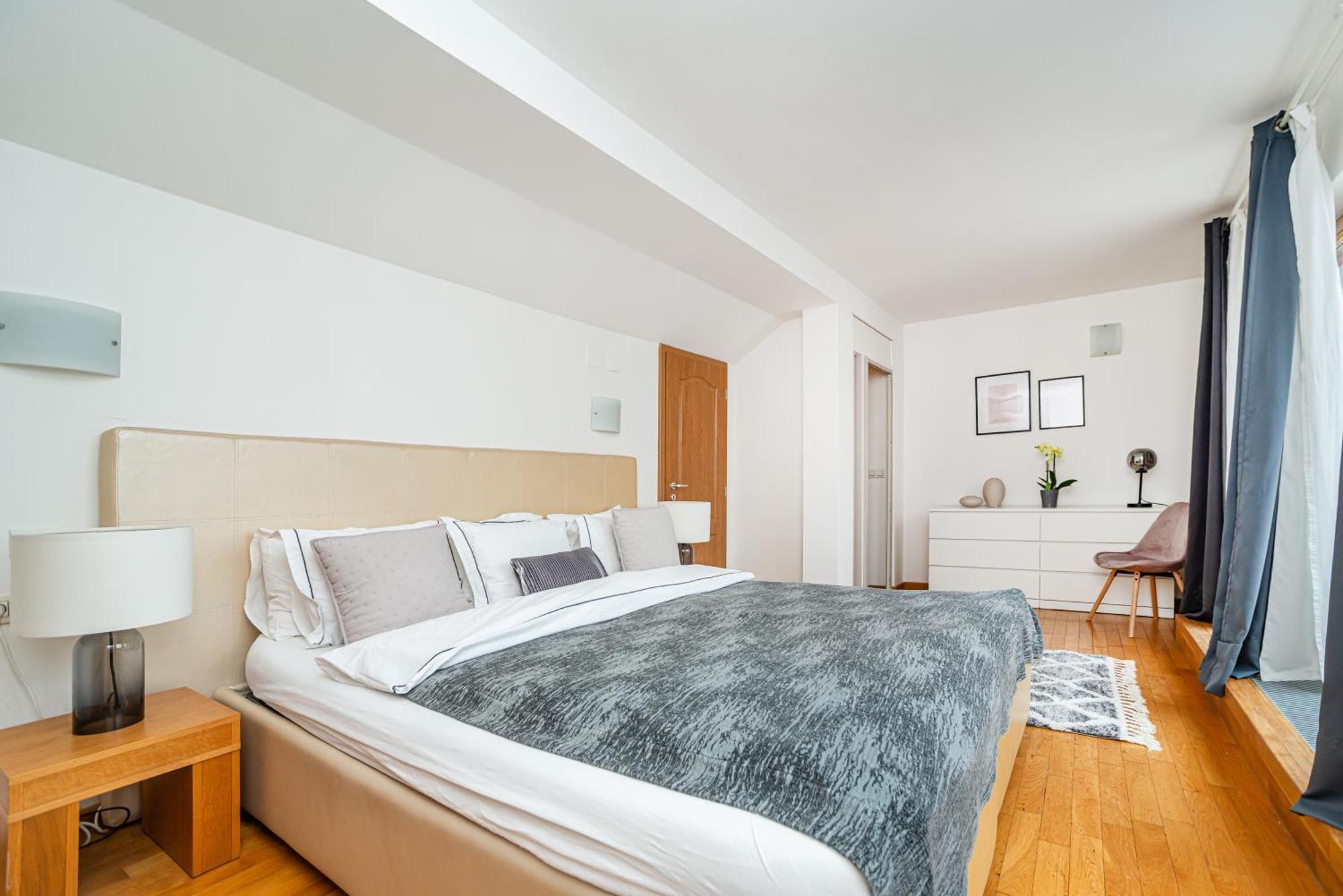 Lavish And Chic Duplex Apartment *