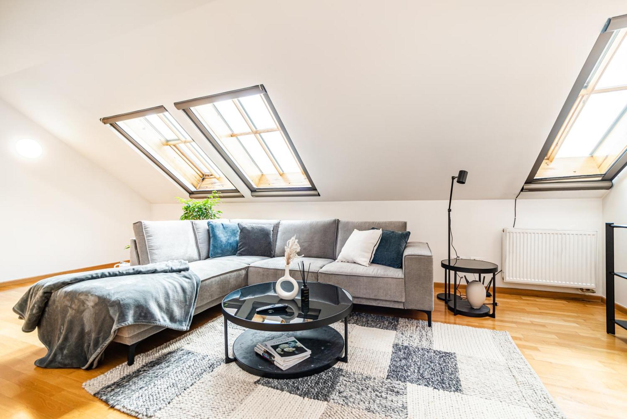 Lavish And Chic Duplex Apartment Prag