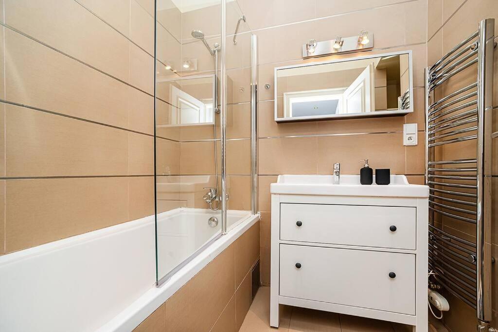 Oriental Touch River Apartment
