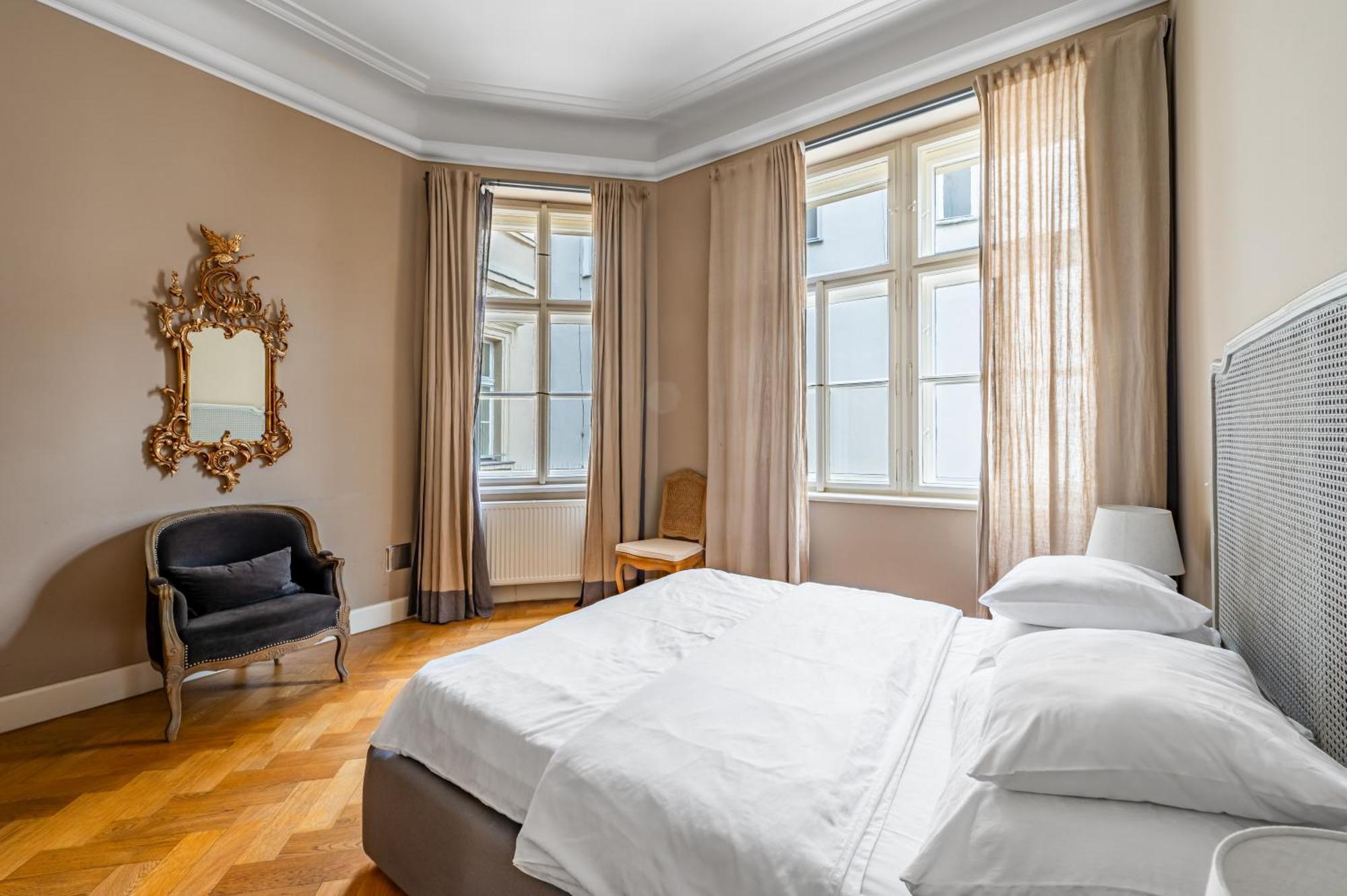 Apart Otel Malostranska 4*