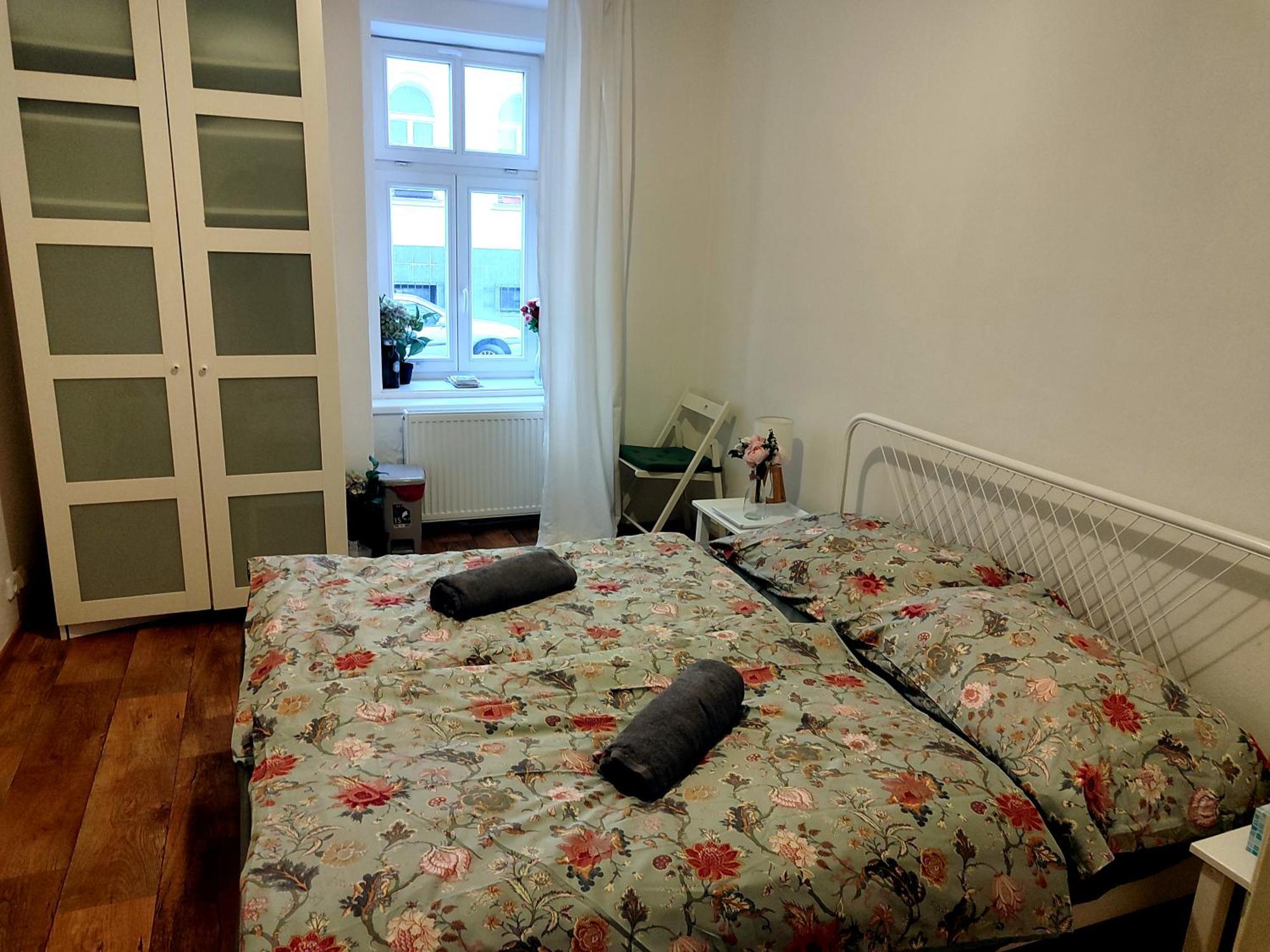 With Double Bed In Zizkov - Shared Bathroom Séjour chez l'habitant Prague