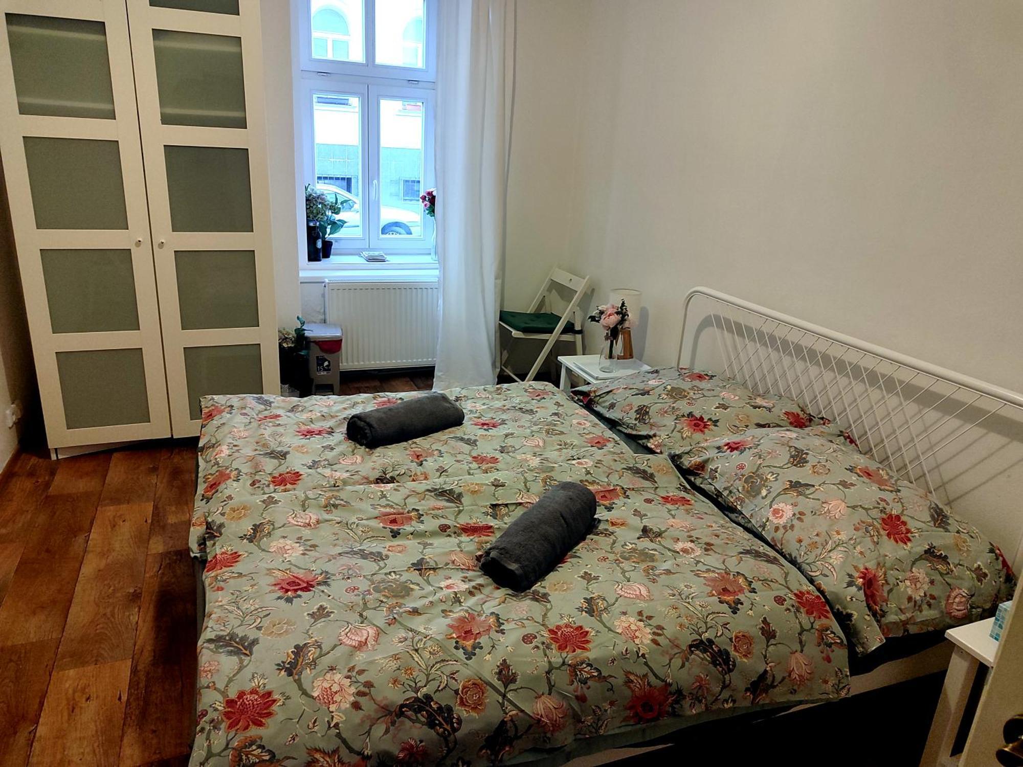 With Double Bed In Zizkov - Shared Bathroom Prague