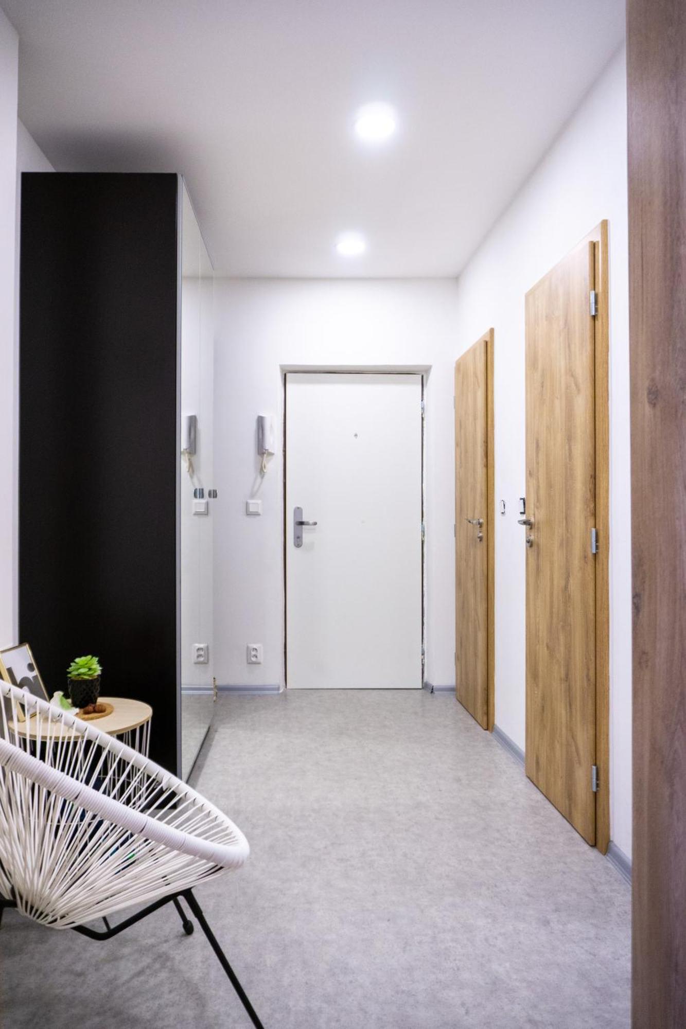 Apartment Jana's Wow Apt, 2br, Metro Next Door, Near The Airport Prague