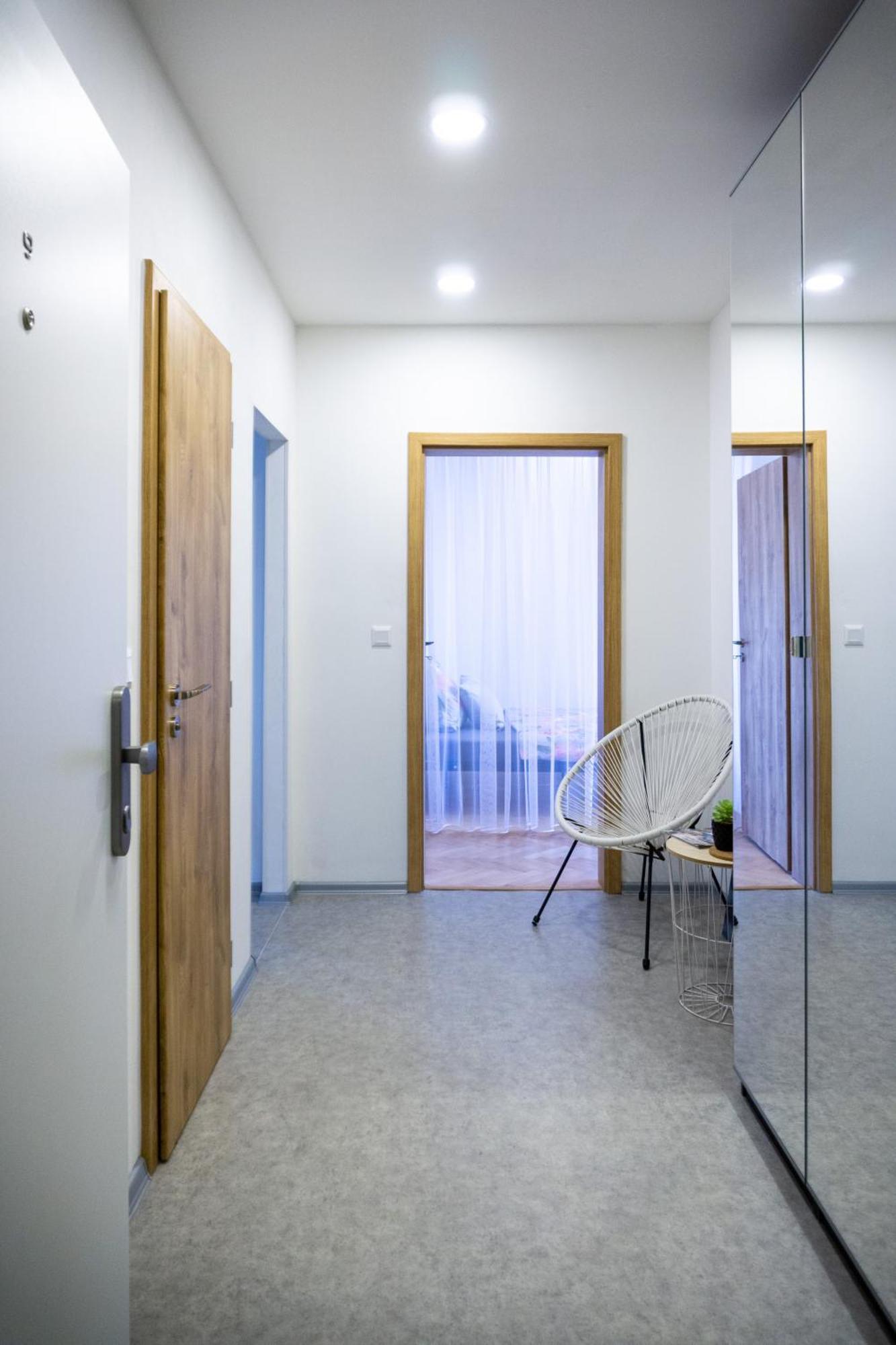 Jana's Wow Apt, 2br, Metro Next Door, Near The Airport Apartment Prague