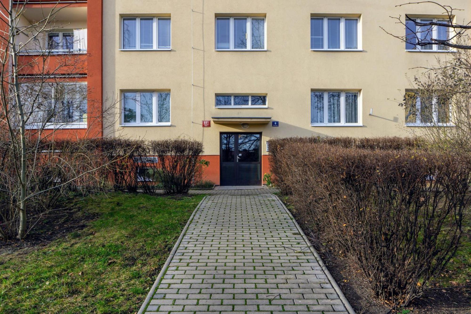 Jana's Wow Apt, 2br, Metro Next Door, Near The Airport * Prague