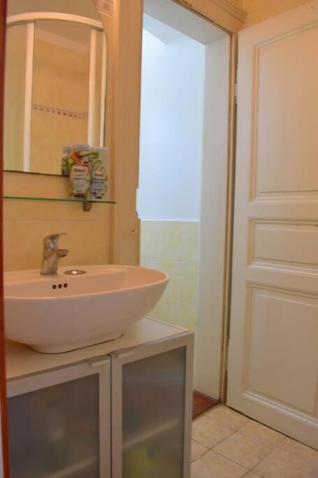 Apartment Authentic, Traditional Airbnb In !