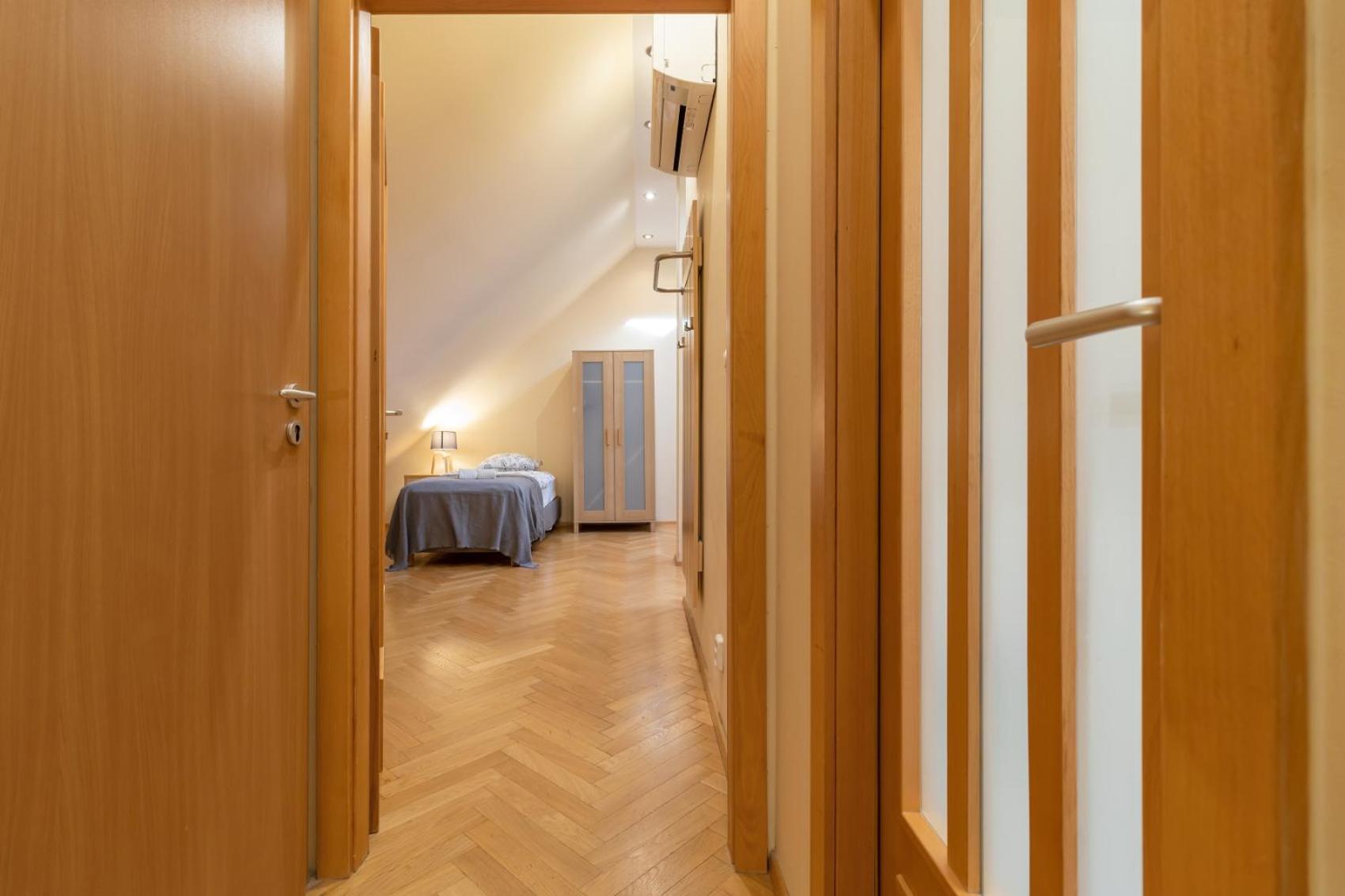 Duplex 2br W. Ac In New Town *