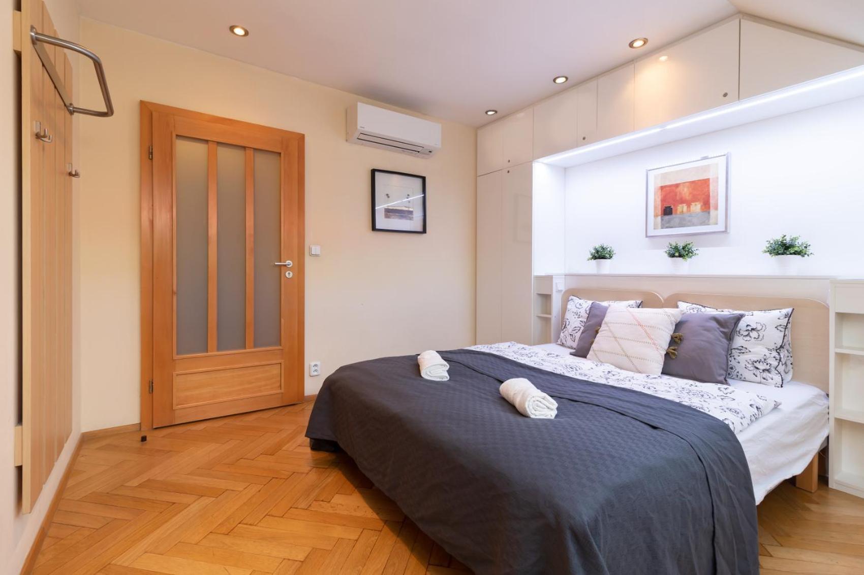Duplex 2br W. Ac In New Town Apartment *