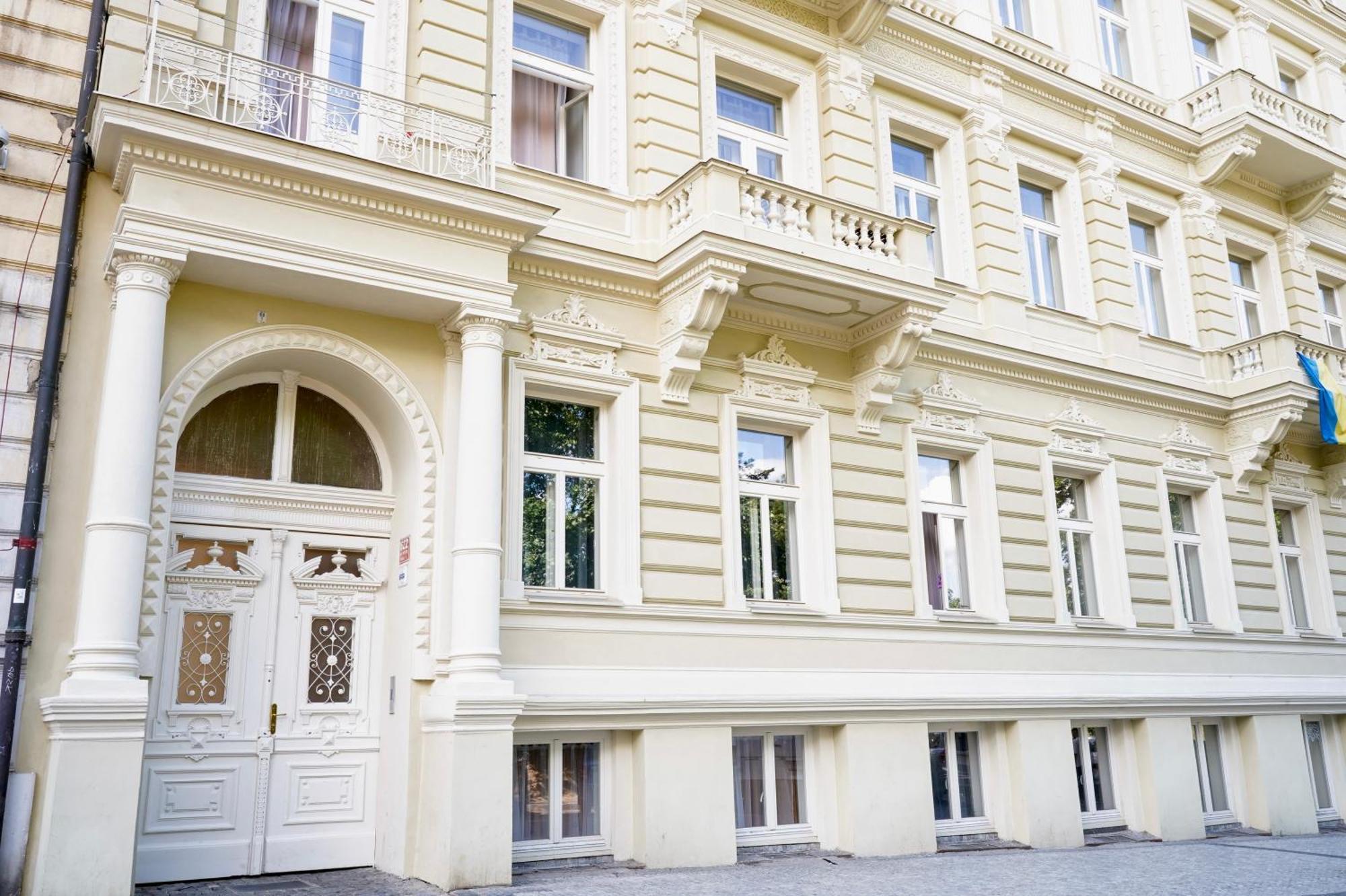Centrally Located Gem In *