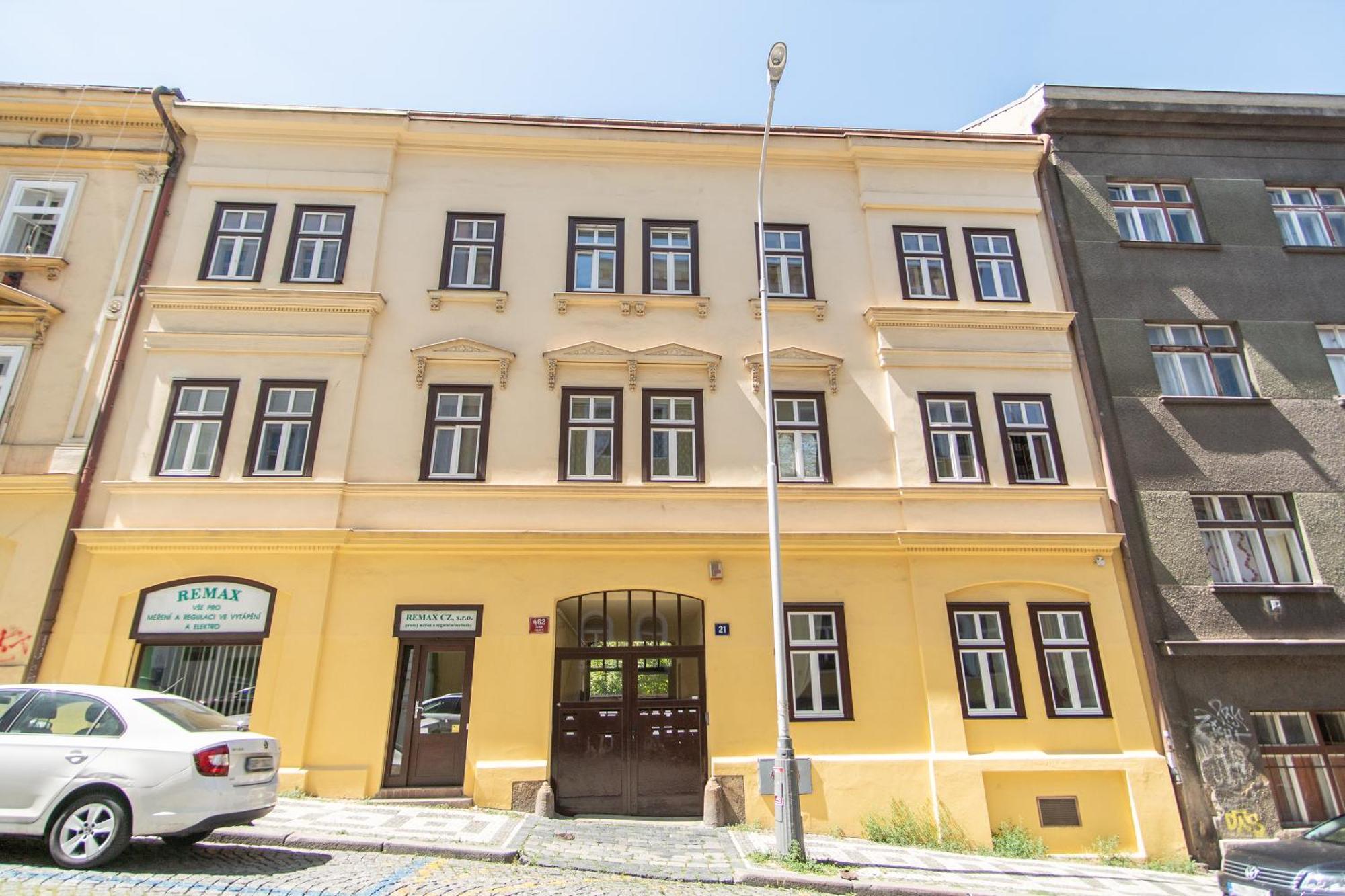 With Double Bed In Zizkov - Shared Bathroom Homestay *