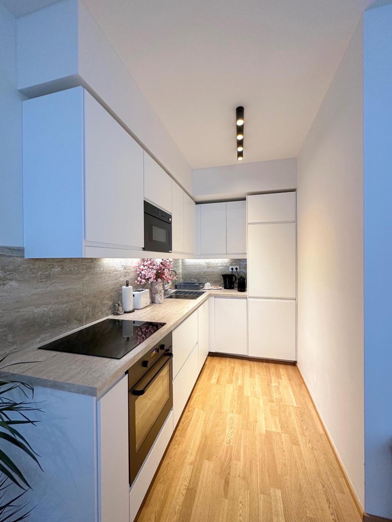With Free Parking In Apartment *