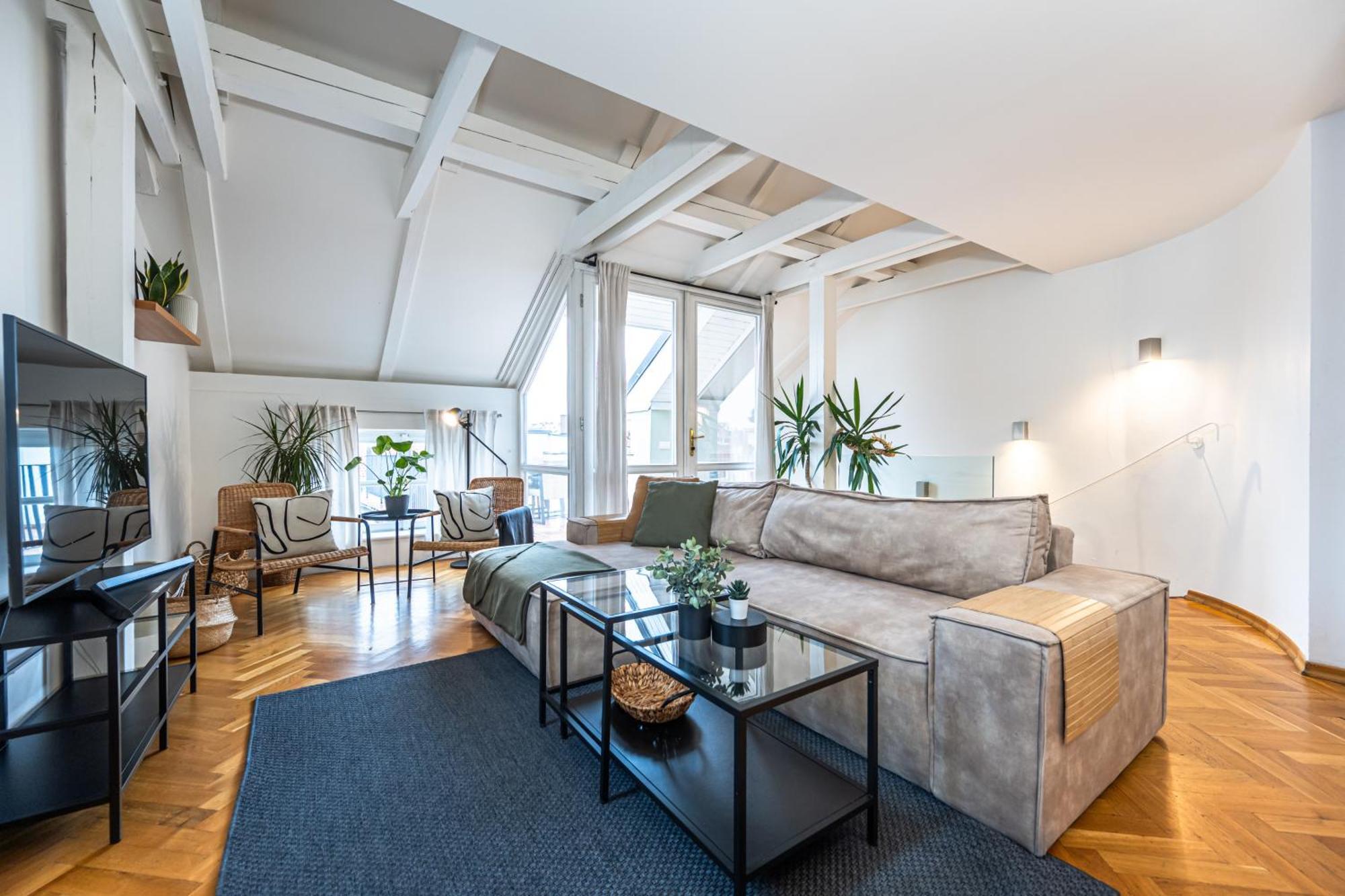 Charles In Old Town Apartment *