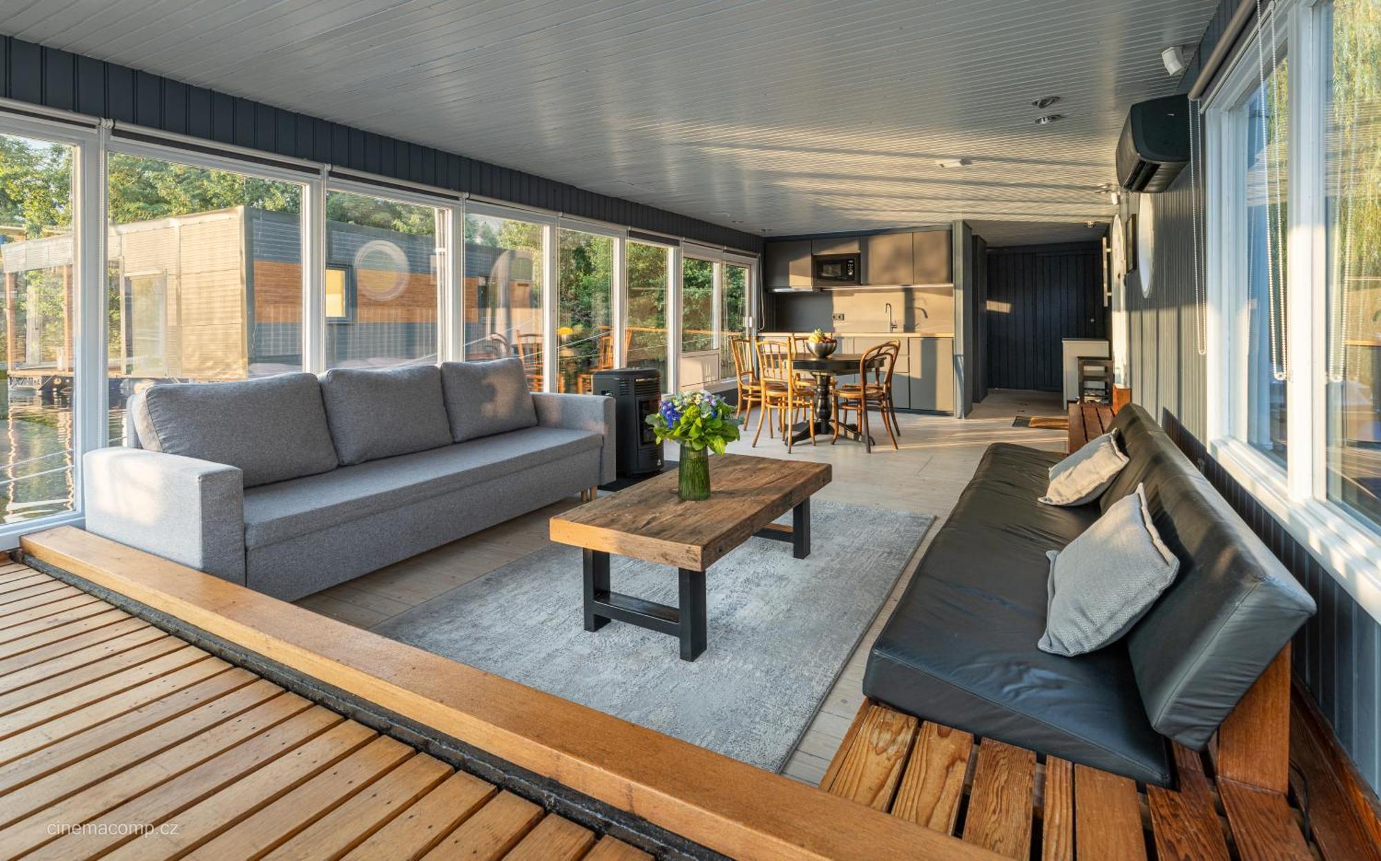 Houseboat - Place In Prague