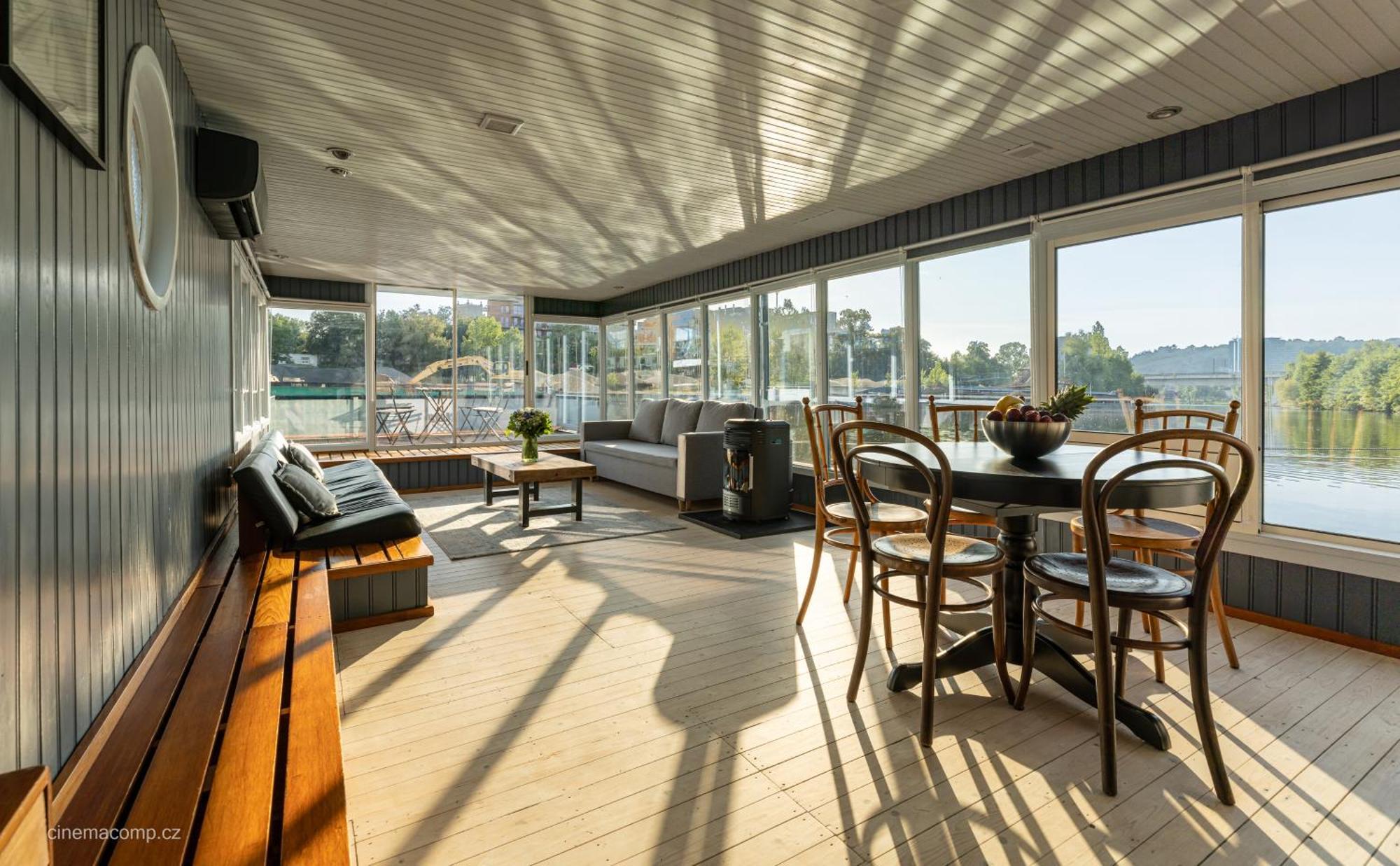 Houseboat - Place In Prague