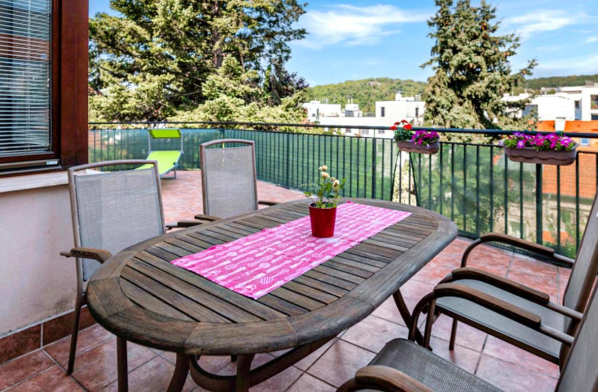 Apartment Spacious With Huge Balcony! Prague