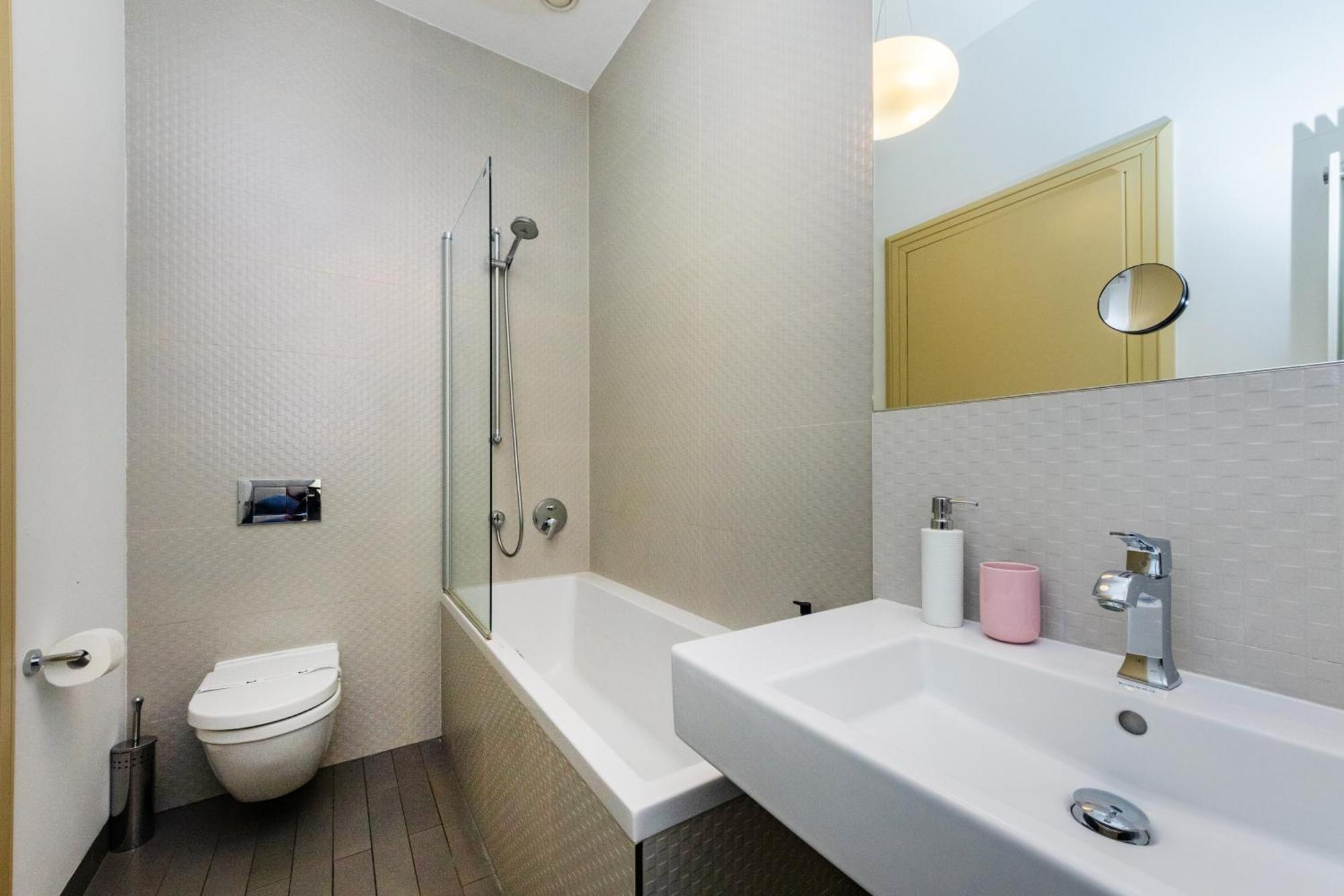Bellevue Apartment *