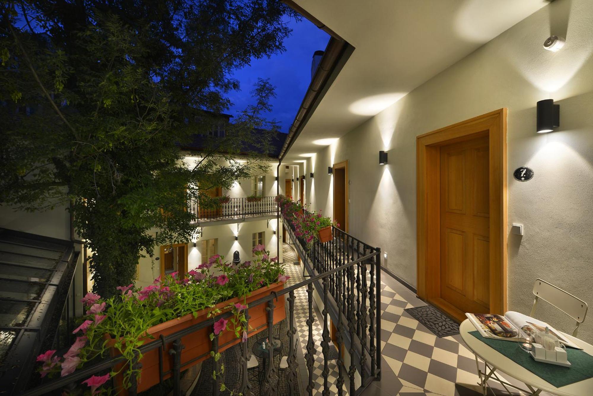 Hotel At The White Lily 4*