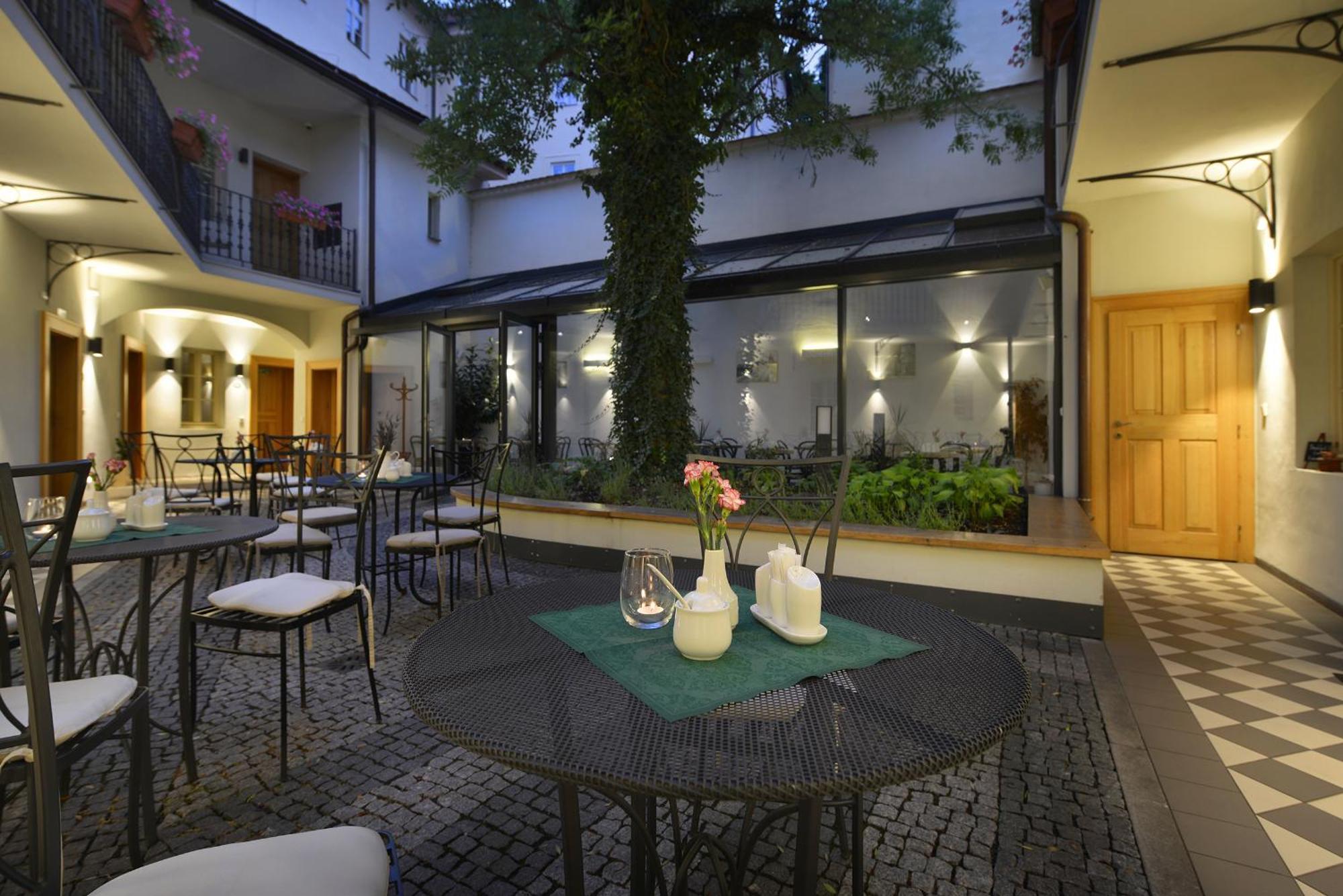 Hotel At The White Lily 4*