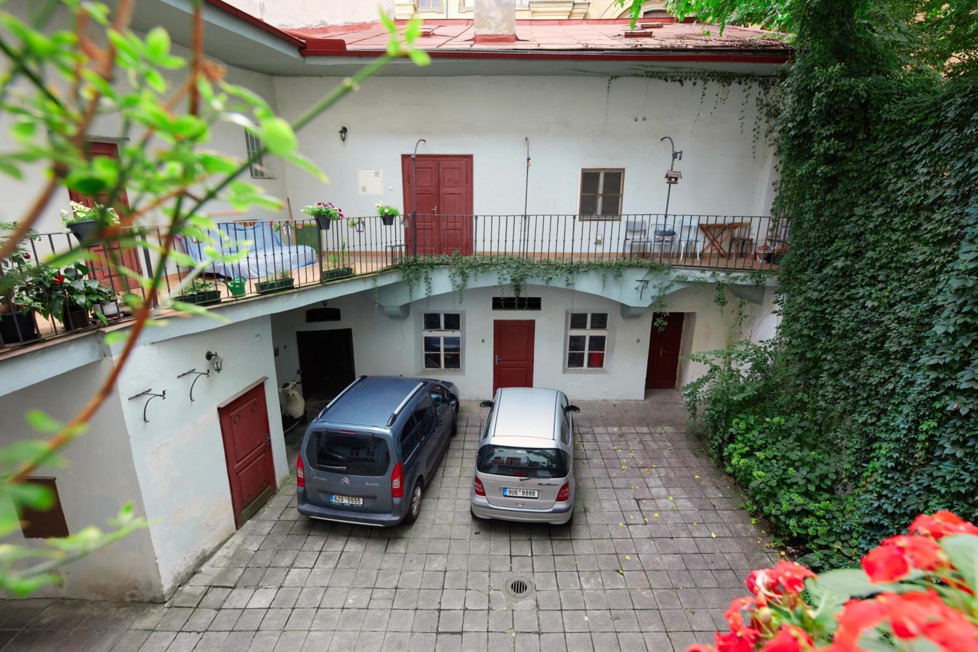 Karmelitska 15 Apartment