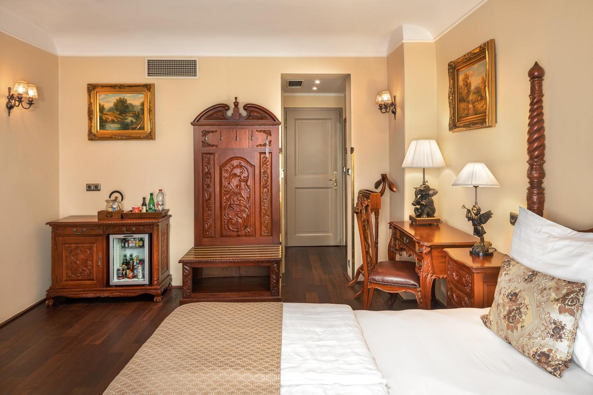 Hotel Iron Gate & By Bhg