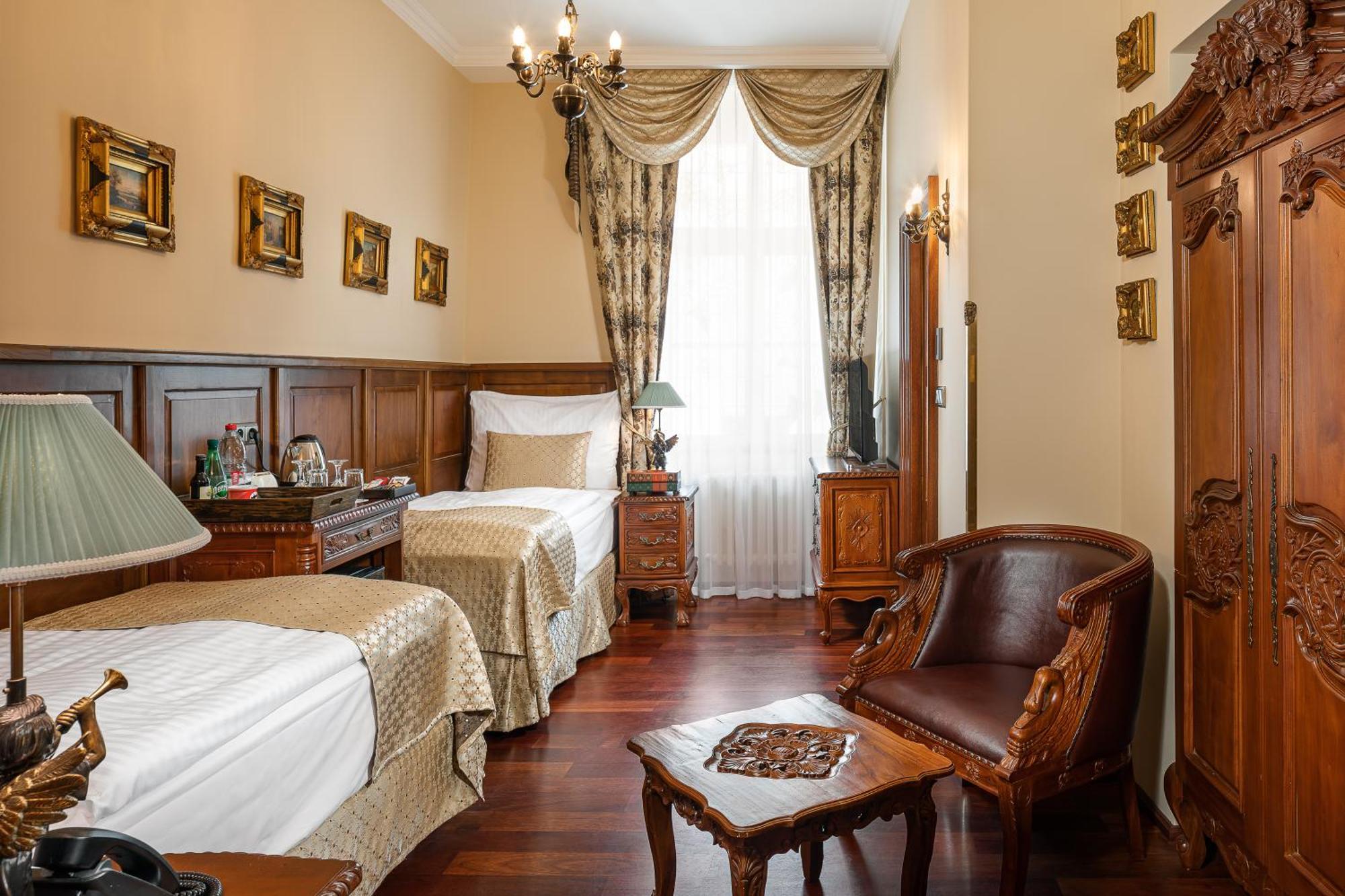 Hotel Iron Gate & By Bhg