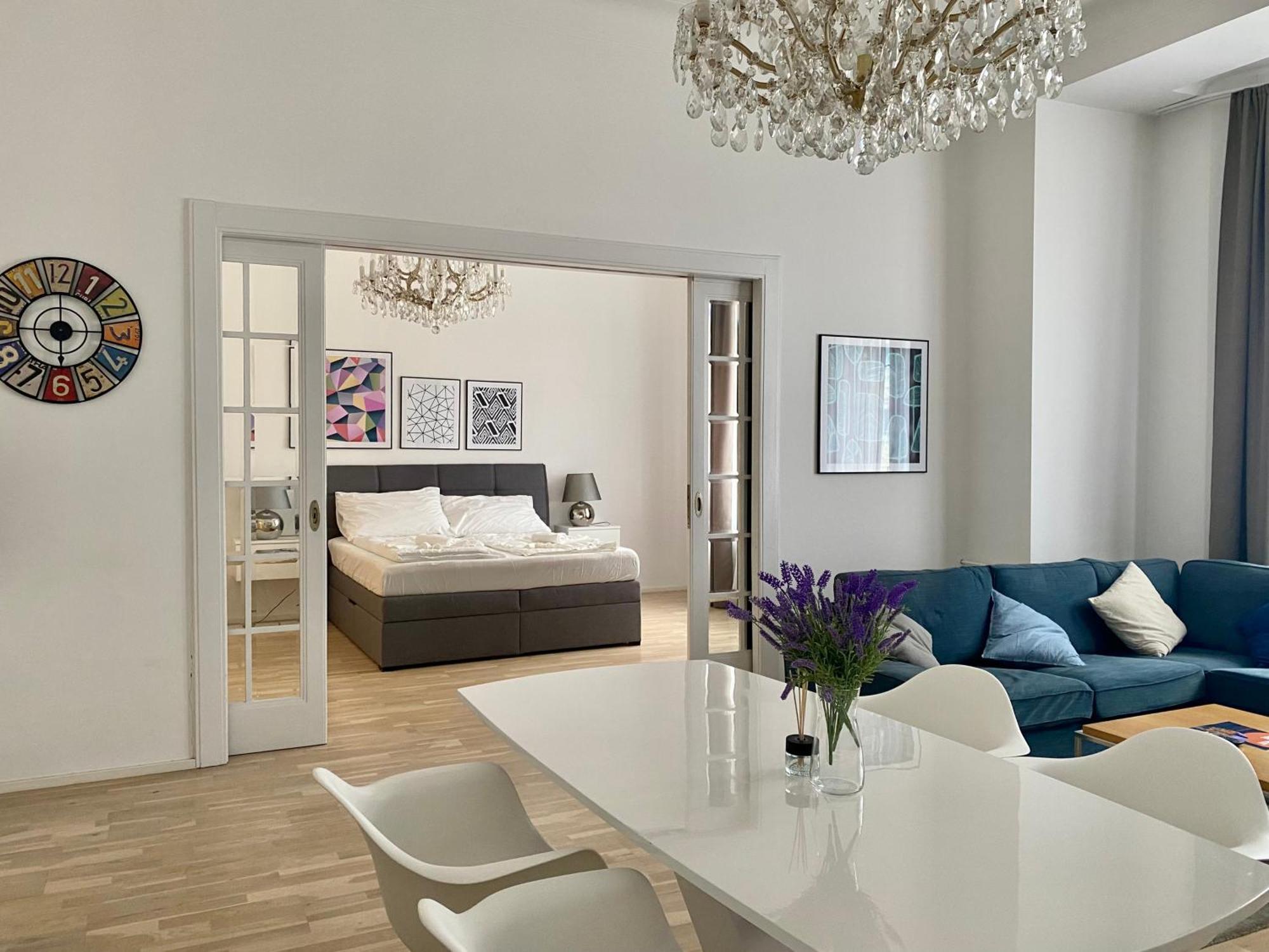 Class In Old Town 2 Bedrooms Appartement *