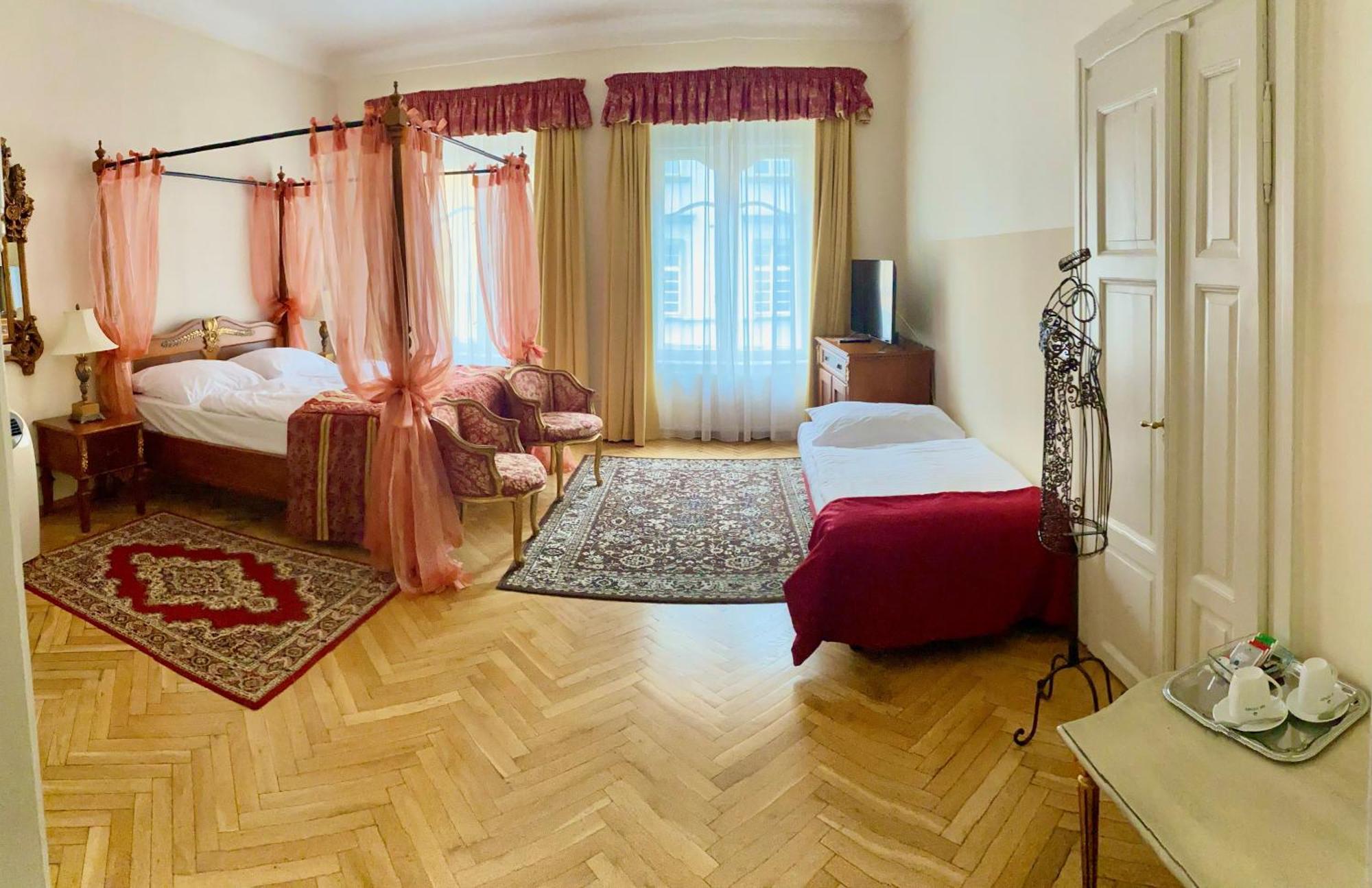 Lobster Aparthotel 4*
