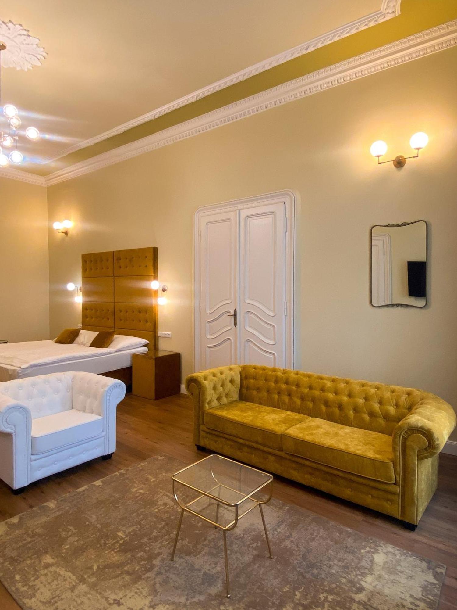 Garden Court 4*