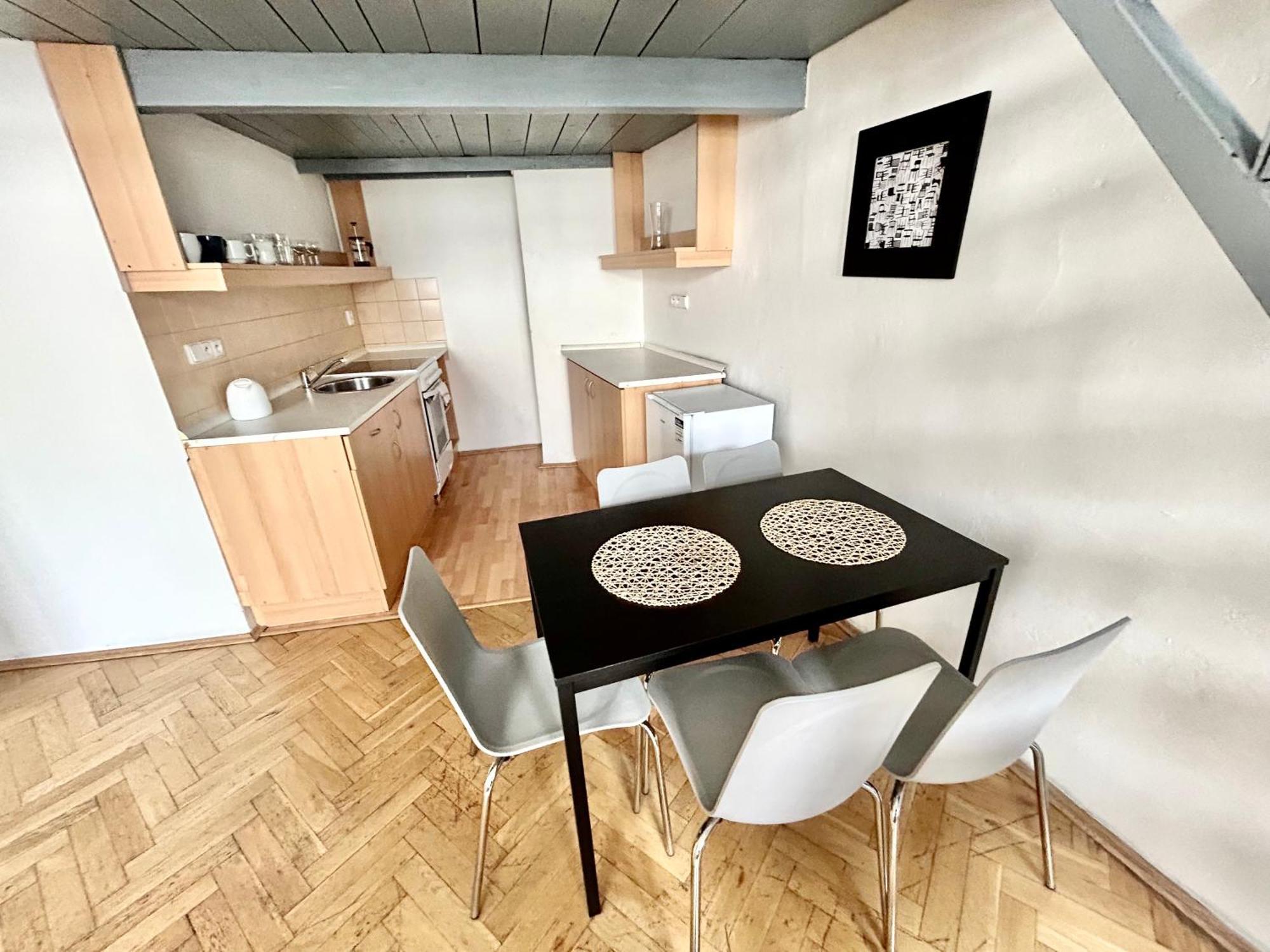 Apartment Party House - Ve Smeckach 18, Center!! Prague