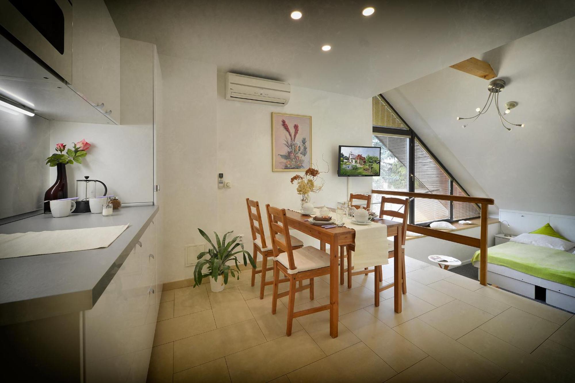A. V. Aparthotel 2*