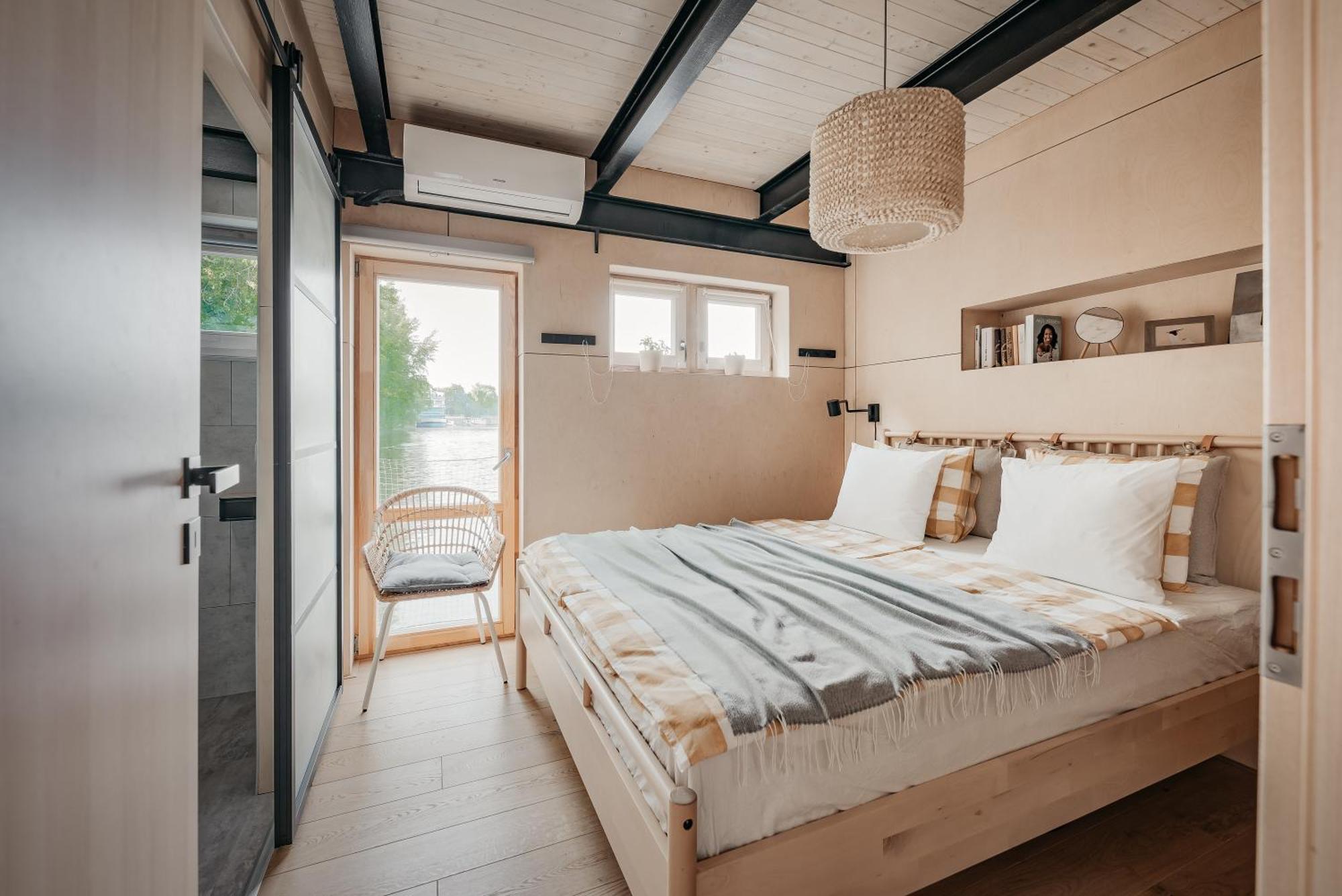 Botel Houseboat Fred