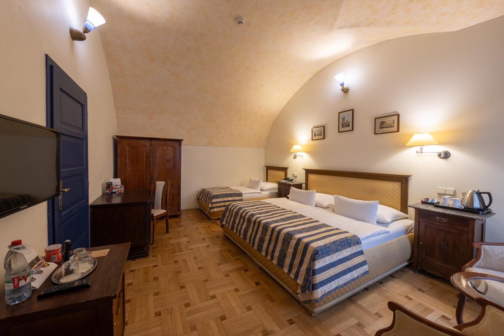 Elite Hotel 4*