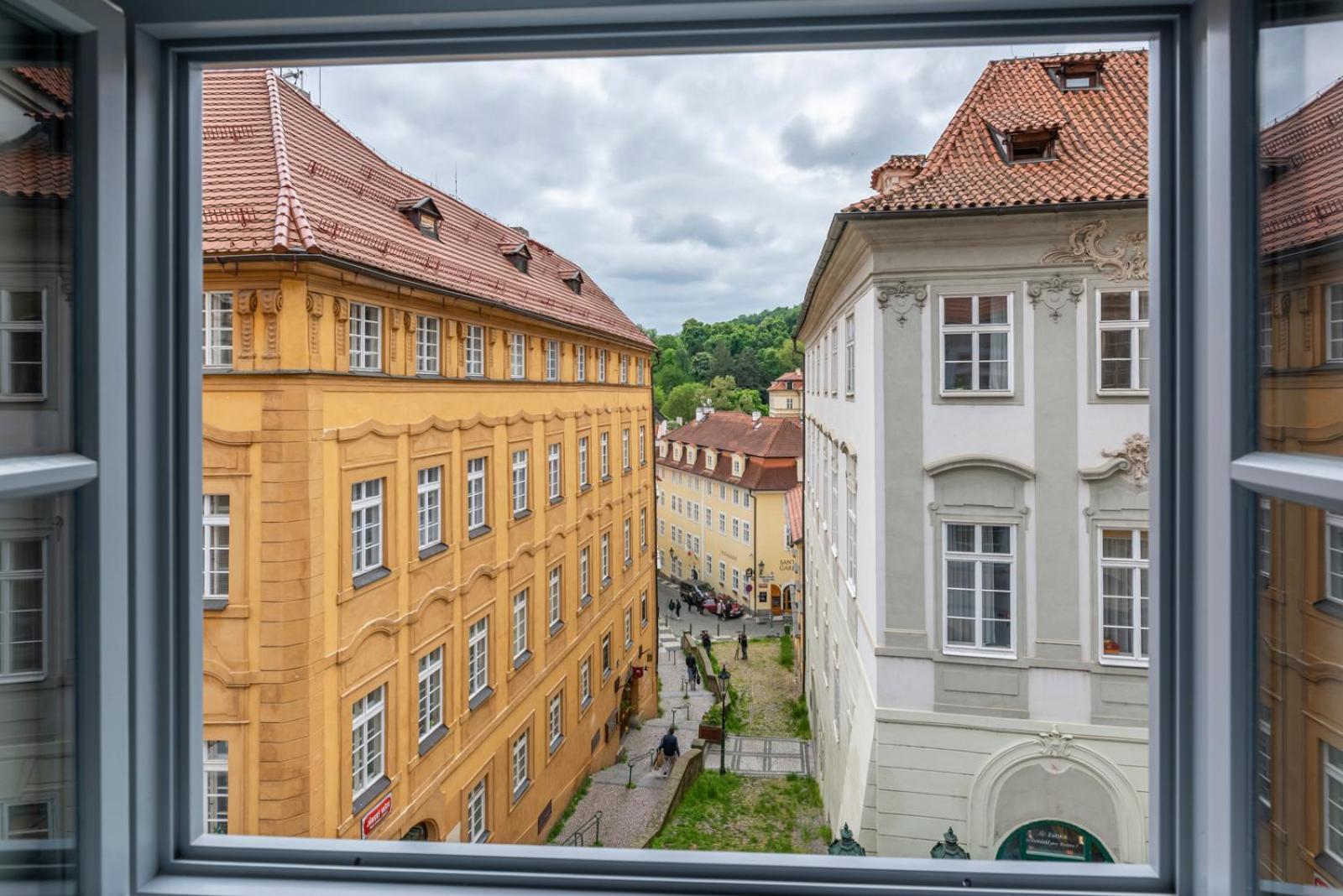Primavera - Castle View * Prague