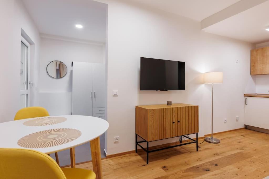 1 Bedroom With Terrace And View