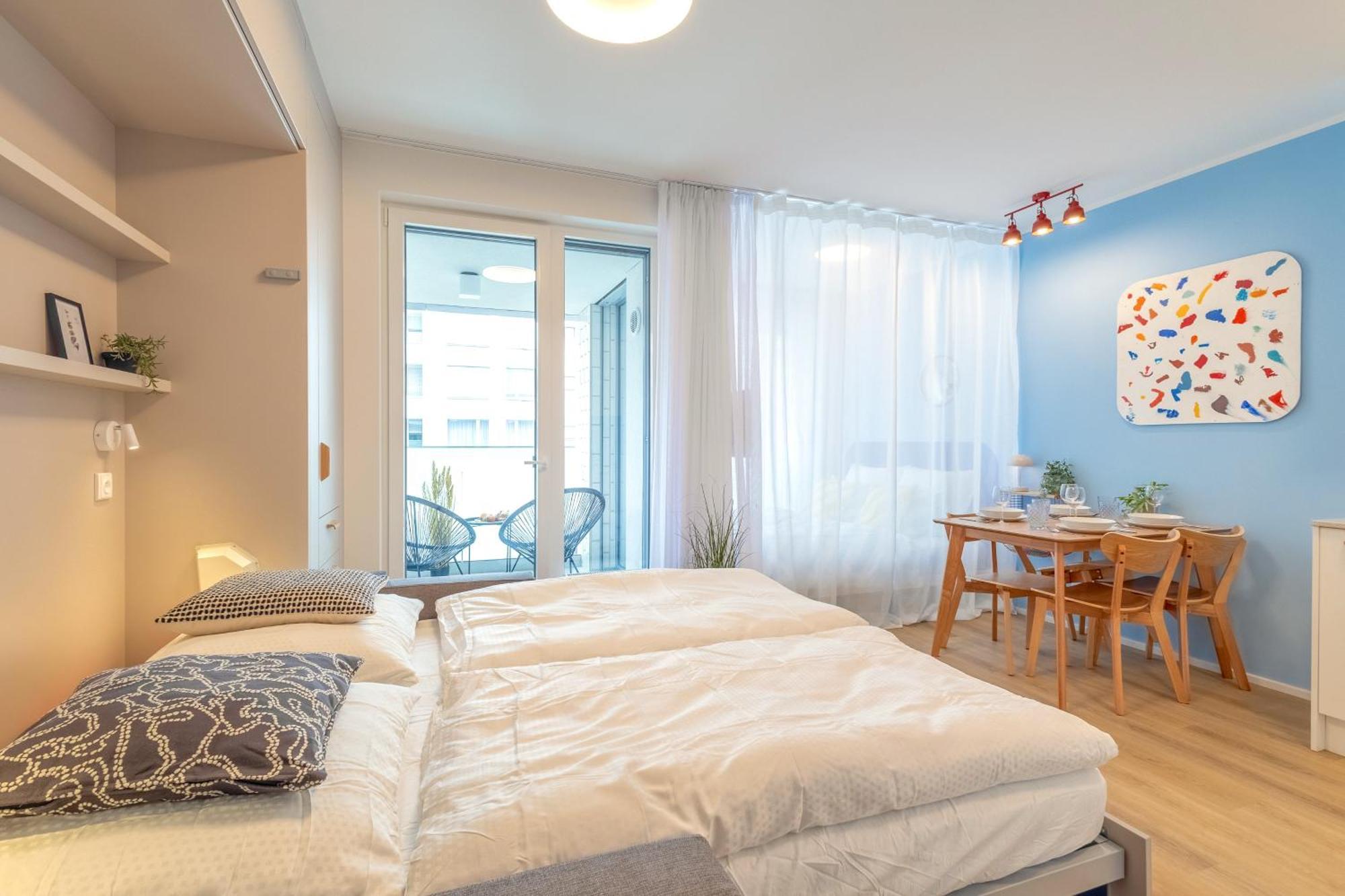 Colorful - Balcony, Free Parking, By Gravity Apartamento