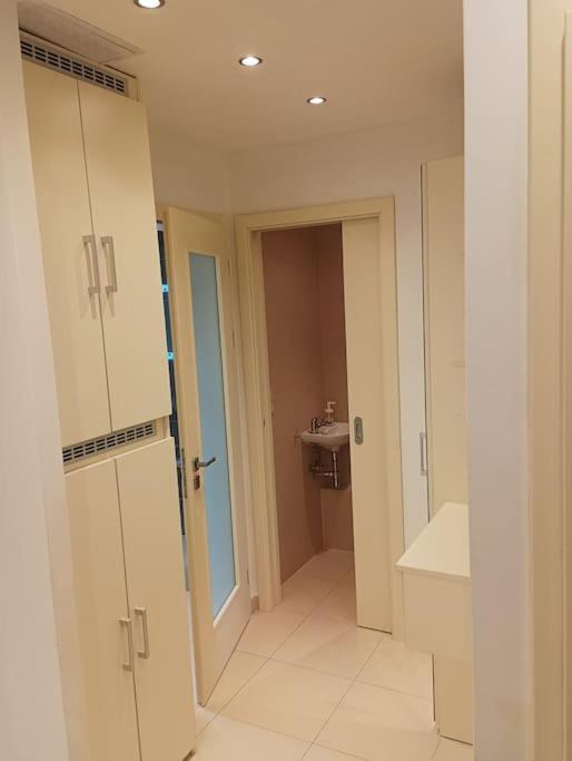 Spacious Modern 3 Bedroom Aparment Apartment