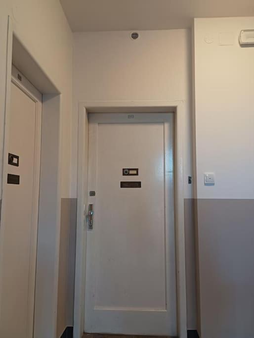 Spacious Modern 3 Bedroom Aparment Prague