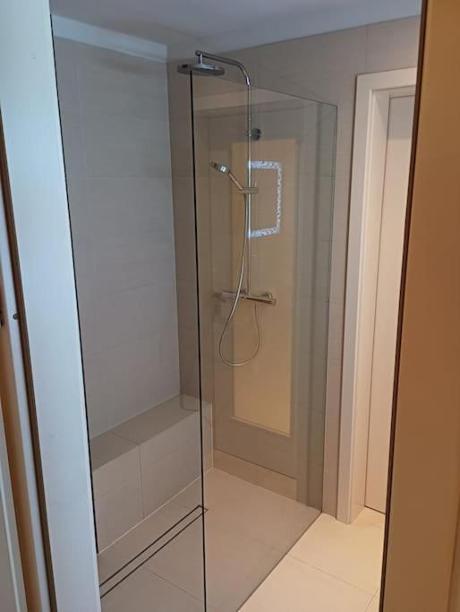 Apartment Spacious Modern 3 Bedroom Aparment