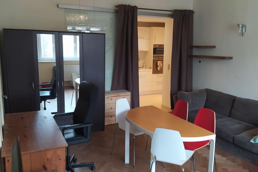 Apartment Spacious Modern 3 Bedroom Aparment