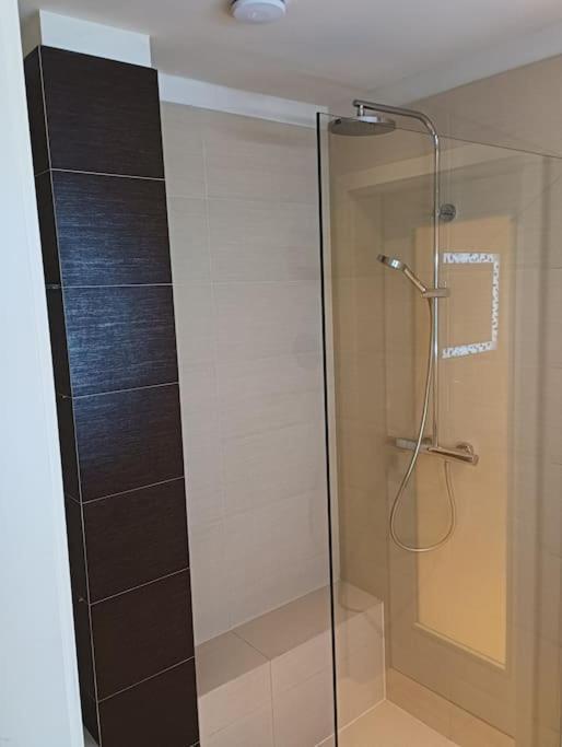 Apartment Spacious Modern 3 Bedroom Aparment *