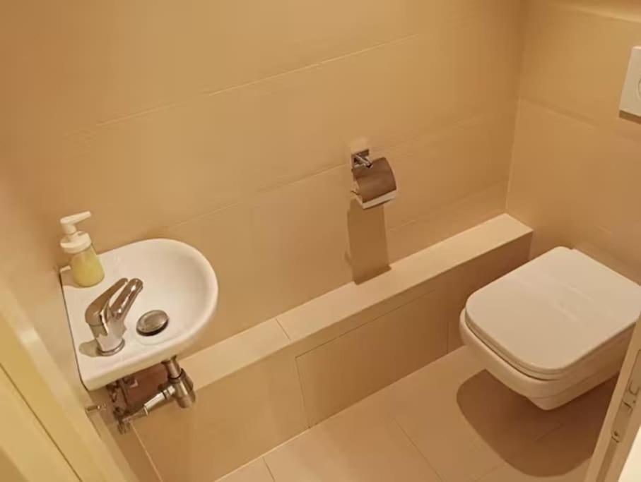 Spacious Modern 3 Bedroom Aparment * Prague