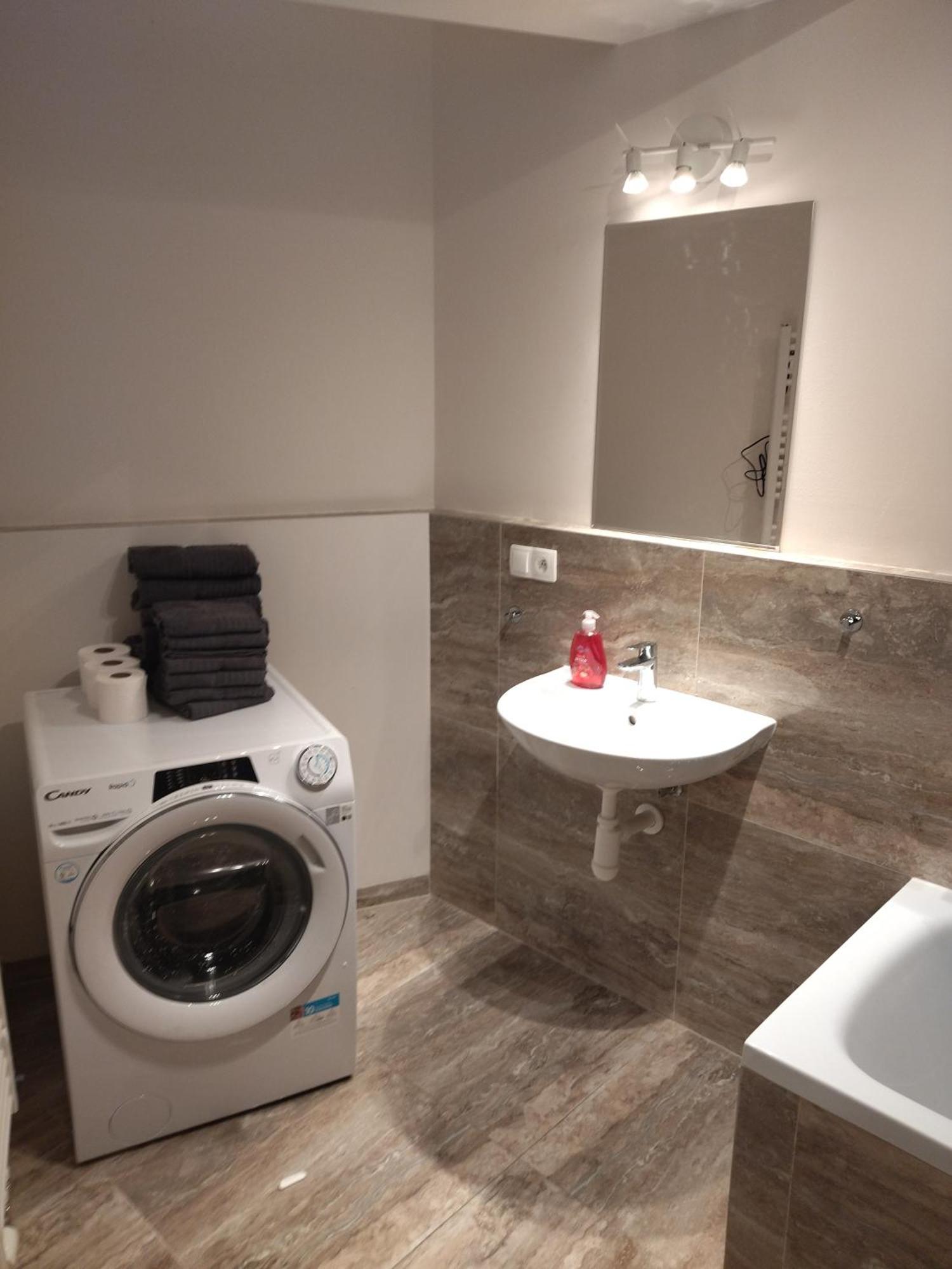 Apartment Brand New #24 In Elite With Free Secure Parking In The Center *