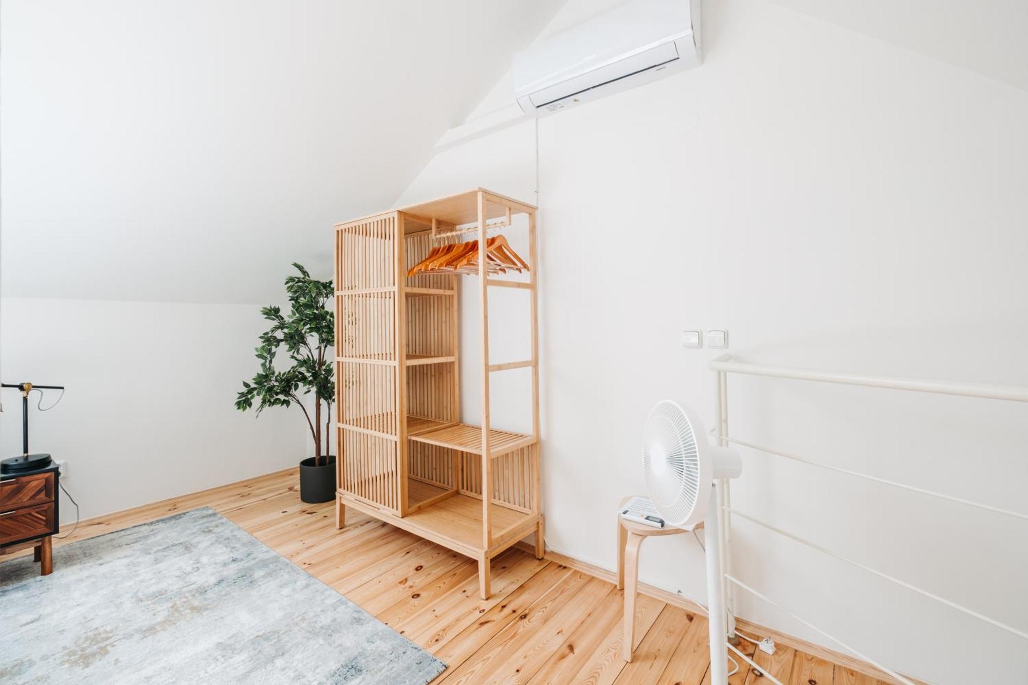 Modern Sunlit Loft With A/c In Prime Location Apartment *